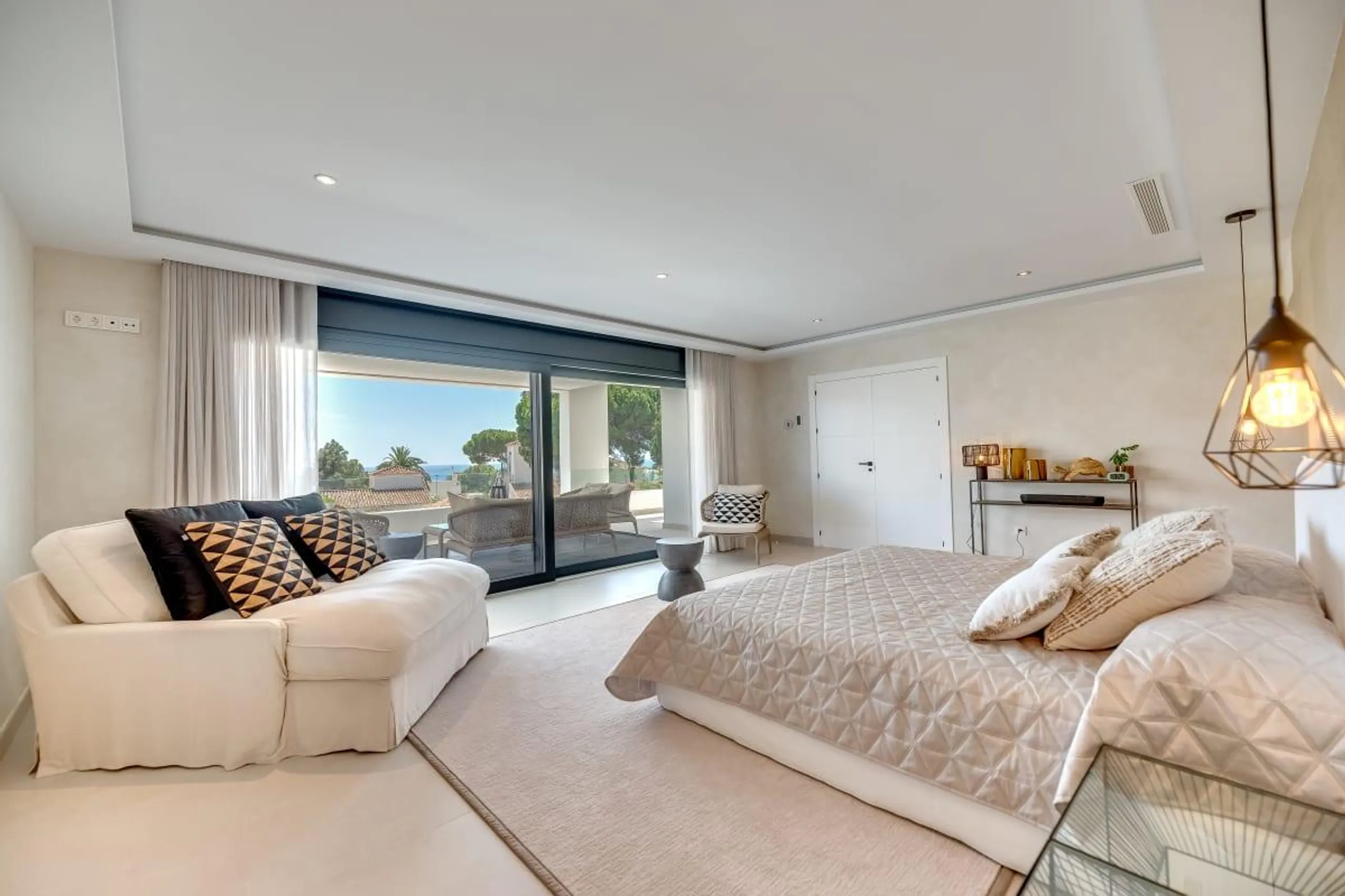 Contemporary Modern Estate with Private Pool and Breathtaking Panoramic Views — photograph 12