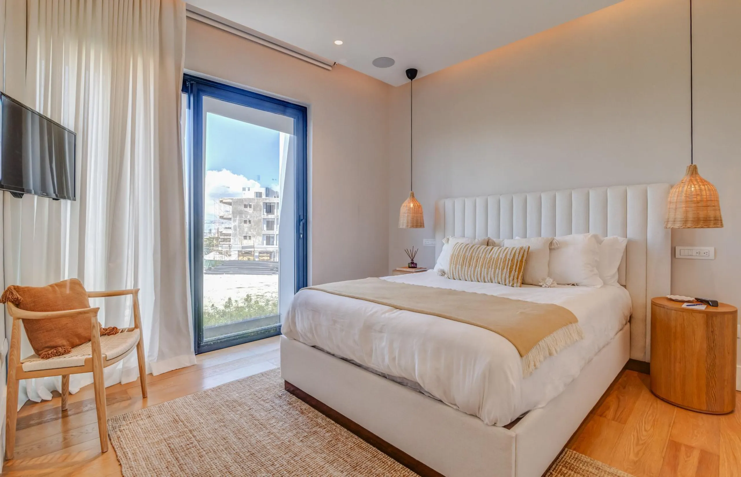 Plush and Inviting Oceanfront Villa with Two Private Pools — photograph 12