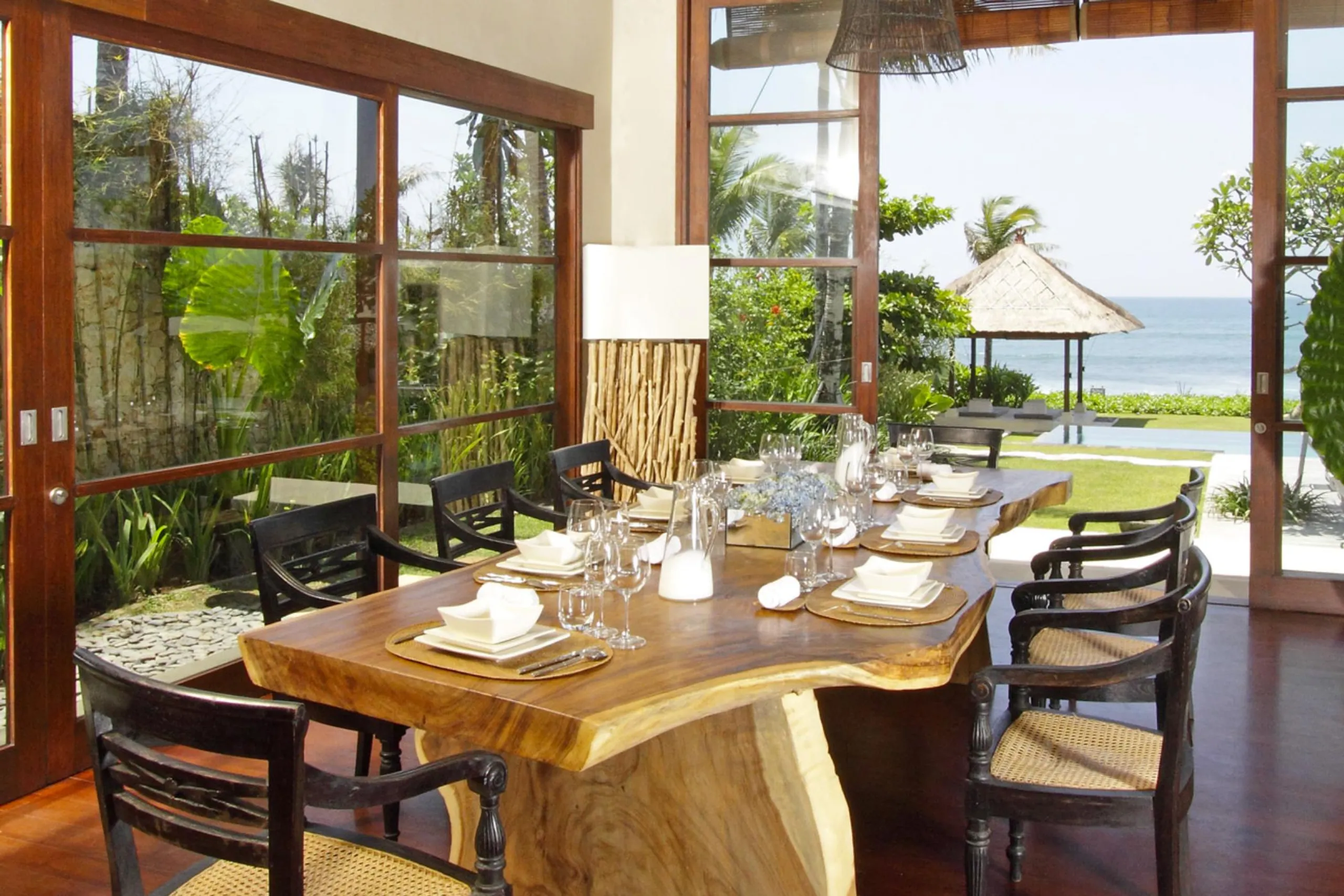 Bali Beachfront Villa with Infinity Pool and Ocean Views — photograph 11