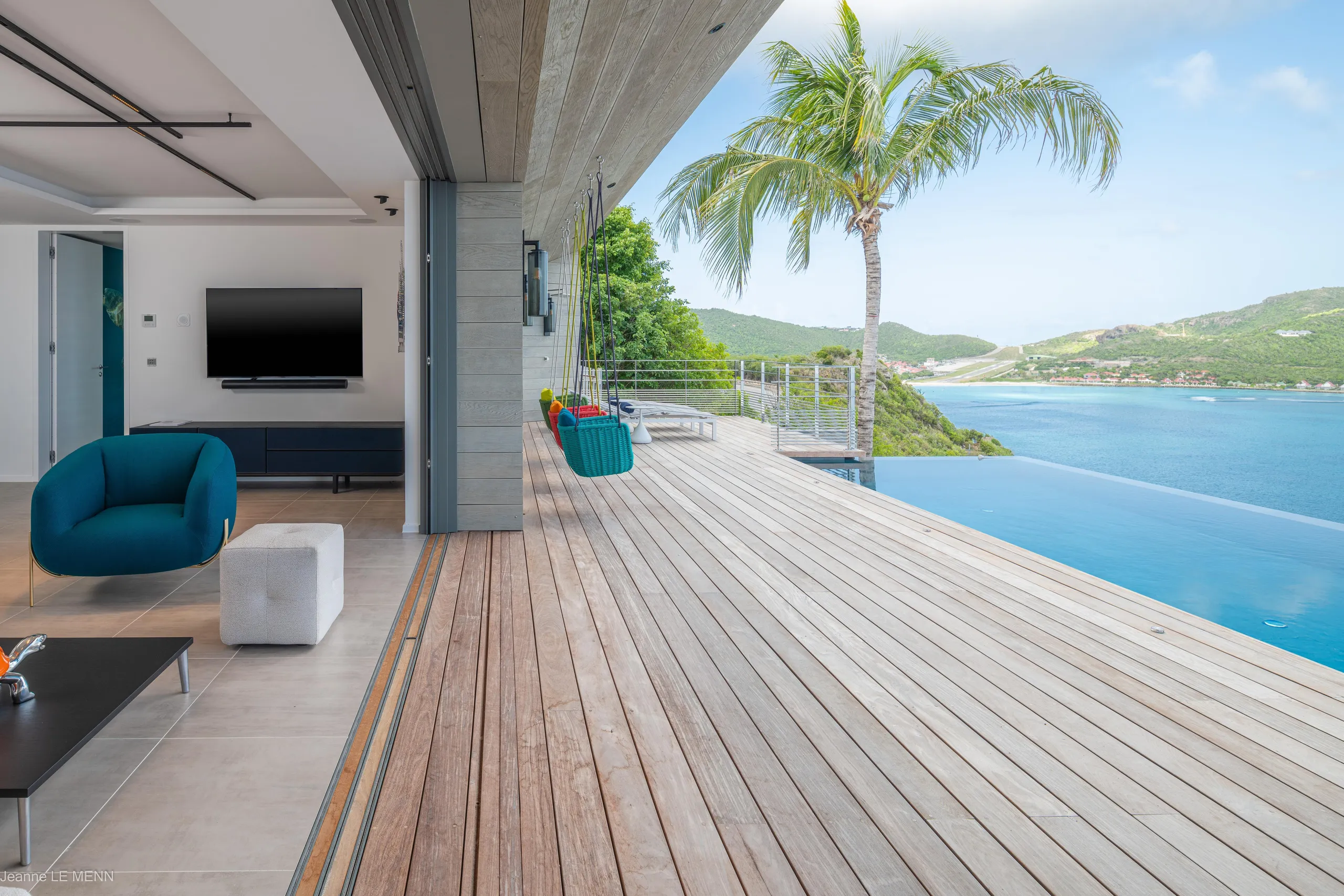 Rejuvenating Paradise Estate with Infinity Pool and Sweeping Ocean Views — photograph 3