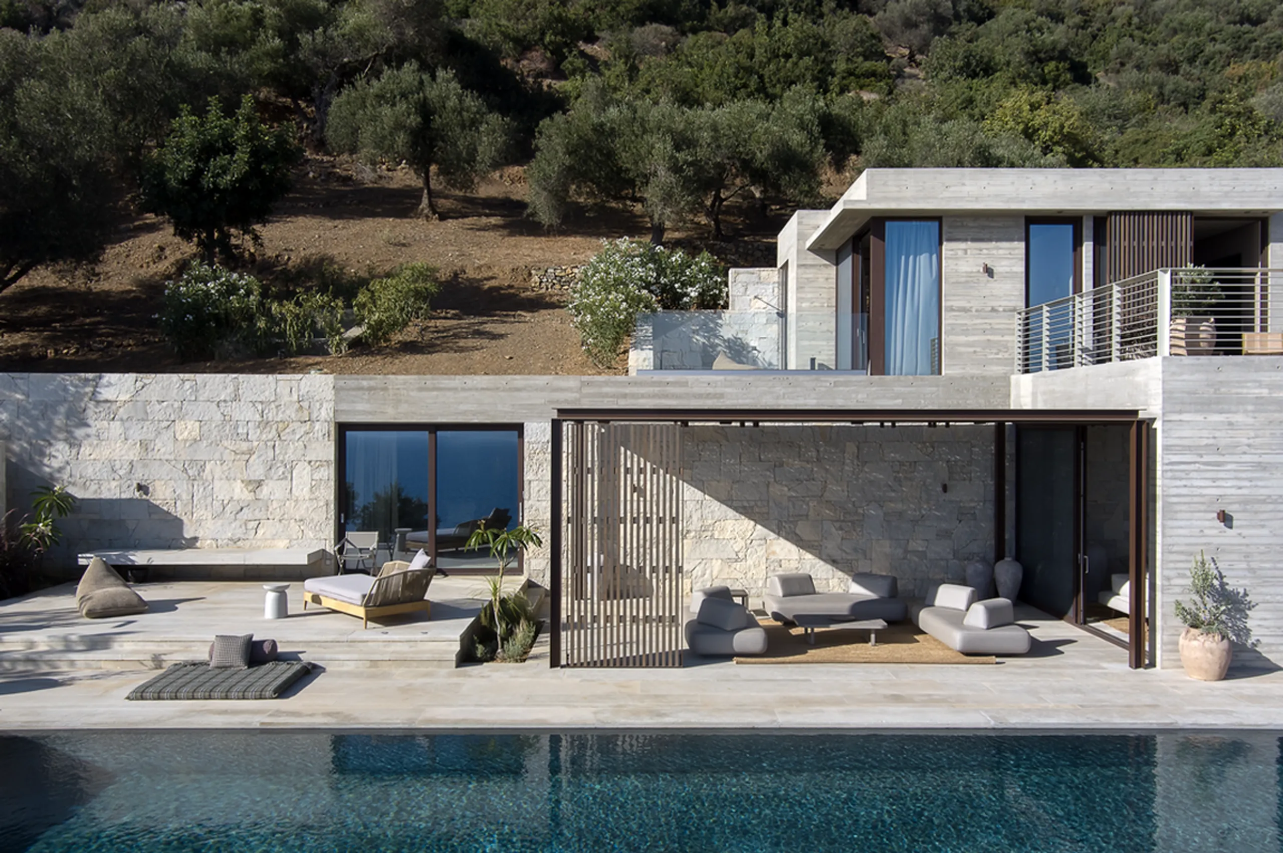 Captivating Waterfront Villa with Infinity Pool, Native Garden and Private Beach Access — photograph 2
