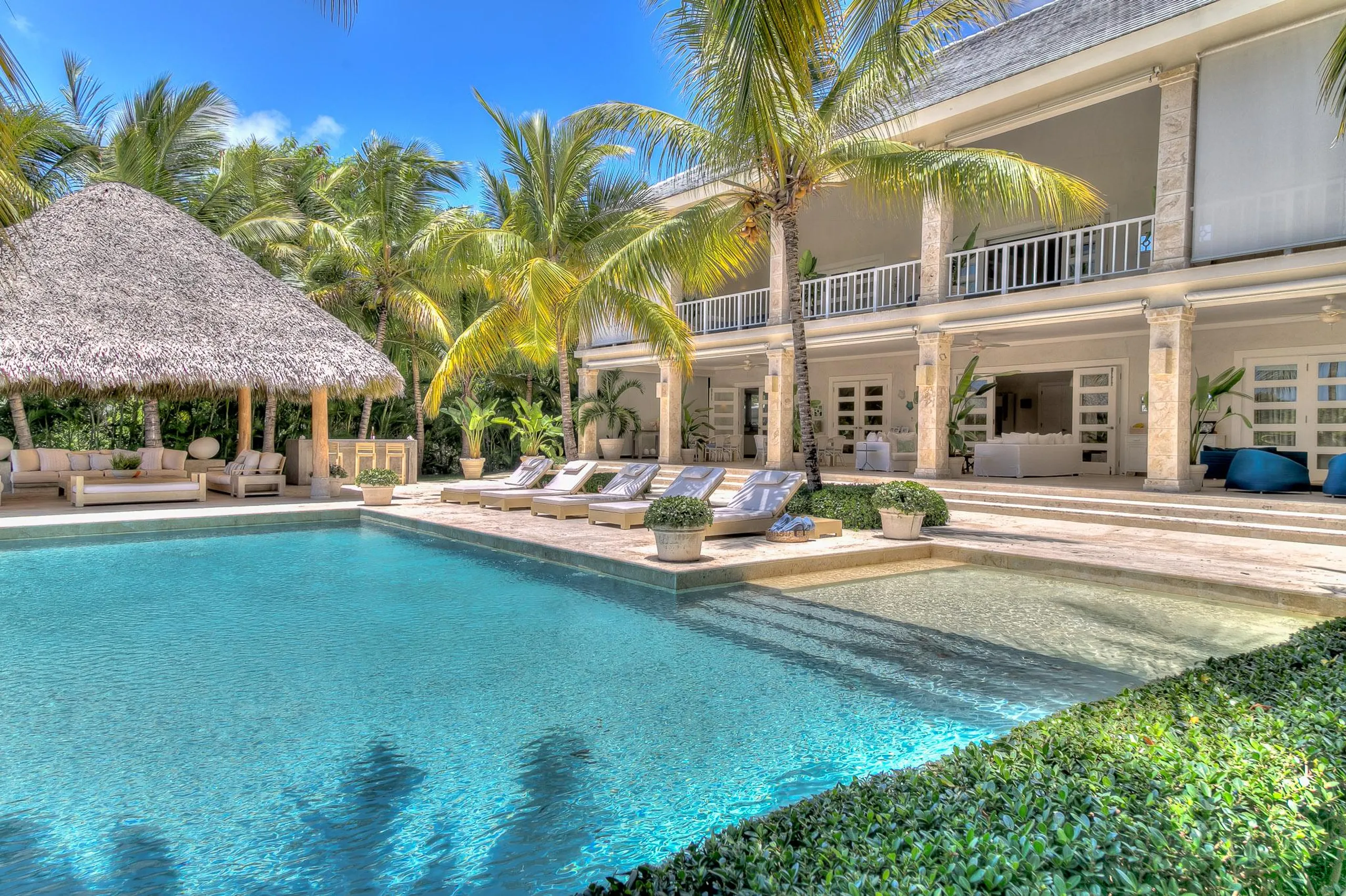 Spacious 4-Bedroom Villa with Private Pool and Art Nouveau Furnishings — photograph 2