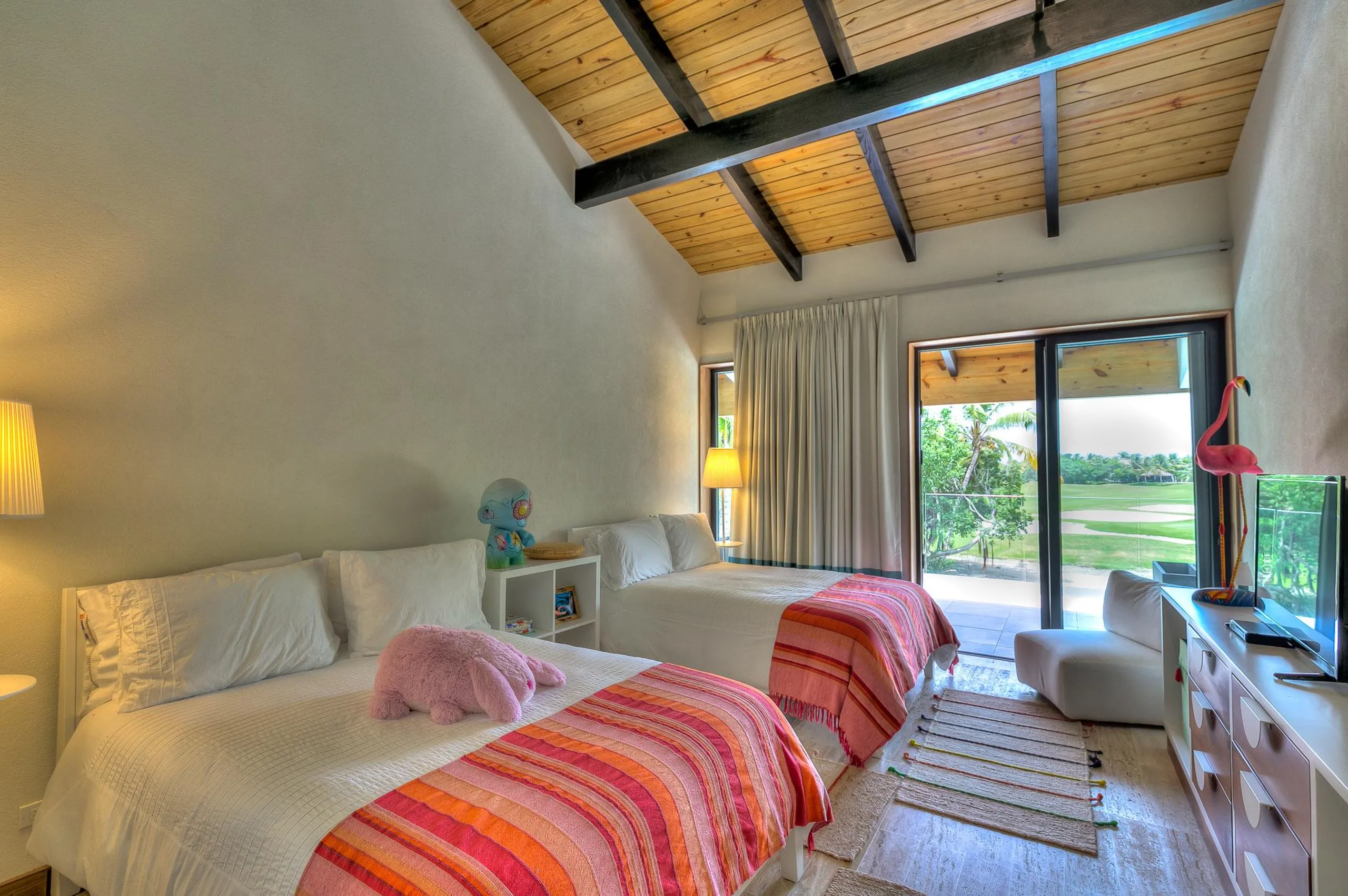 Chic Malibu-Inspired Villa with Private Pool, Bold Pop Art and Minimalist Decor — photograph 8