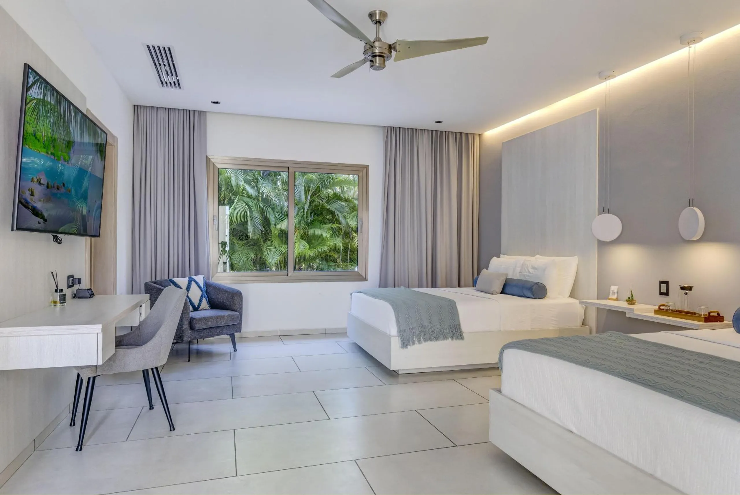 Regal Resort-Style 15 BR Estate with Infinity Pool — photograph 12