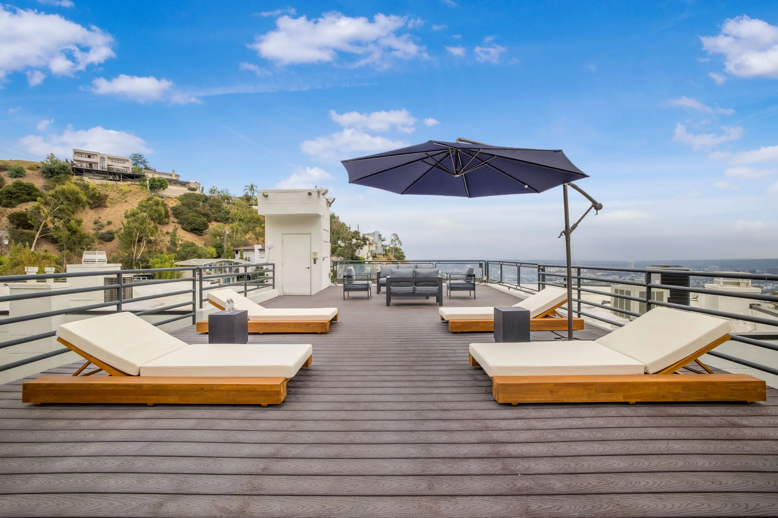Hollywood Hils Mediterranean View Villa with Private Pool — photograph 2