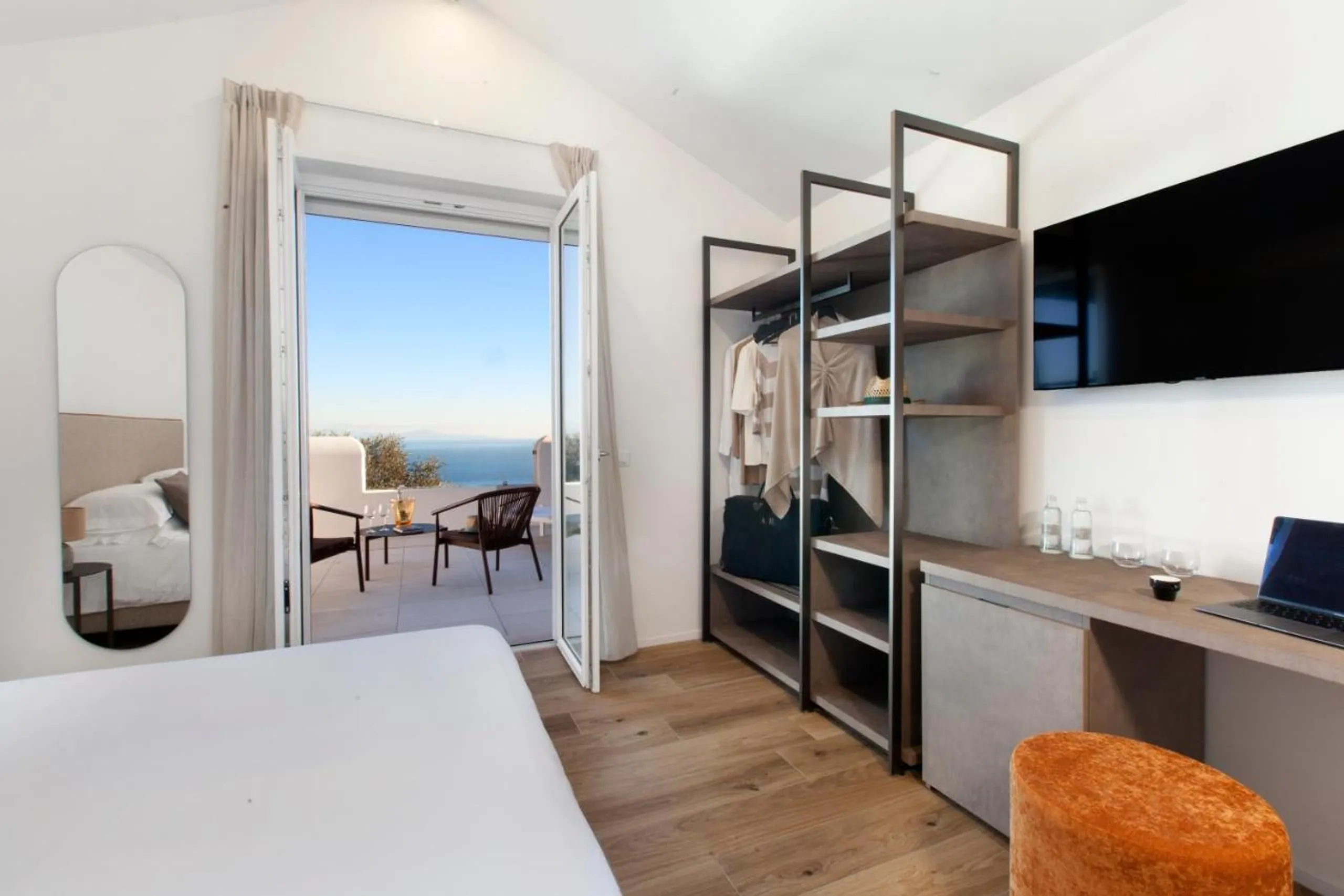 Resplendent Hillside Haven with Heated Infinity Pool and Sea Views — photograph 9