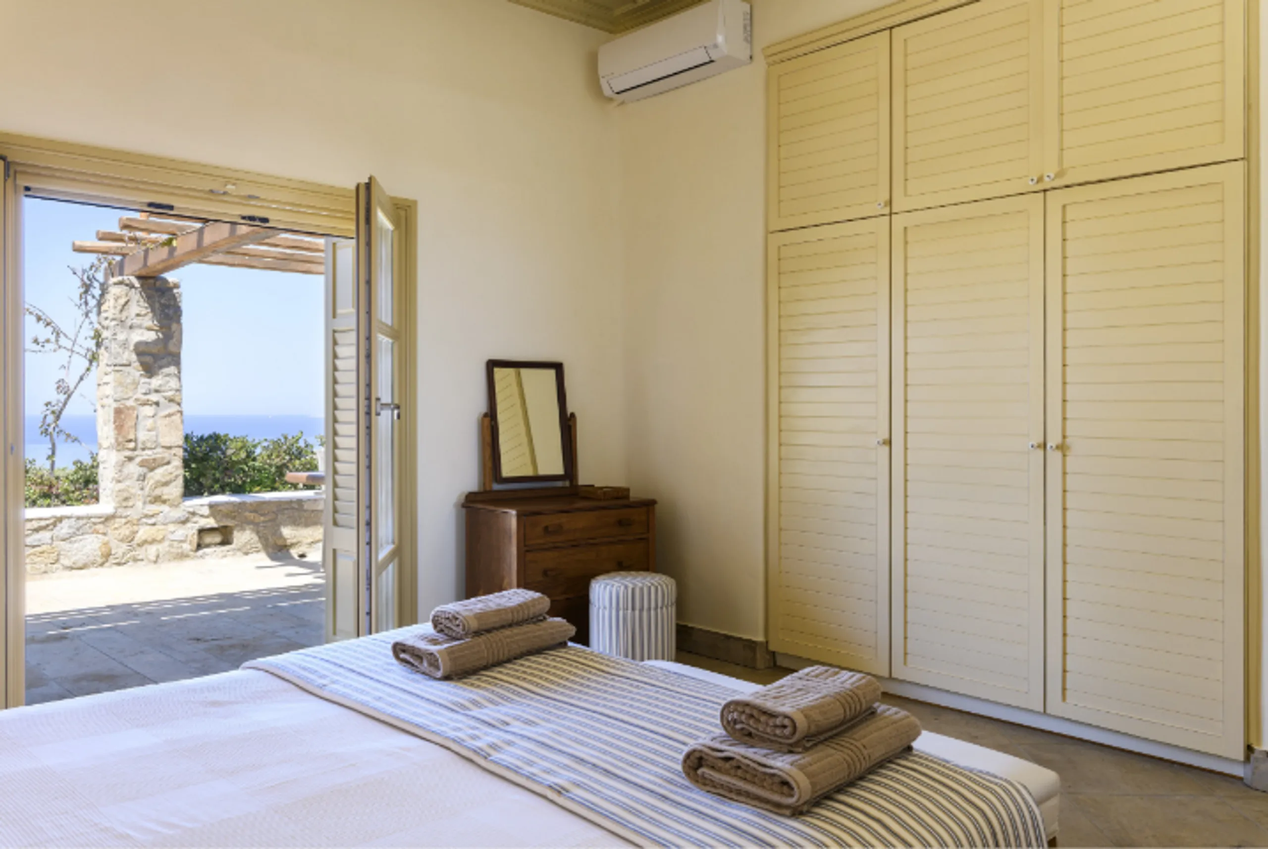 Elegant Mykonos Luxe Retreat with Private Infinity Pool and Ocean Views — photograph 11