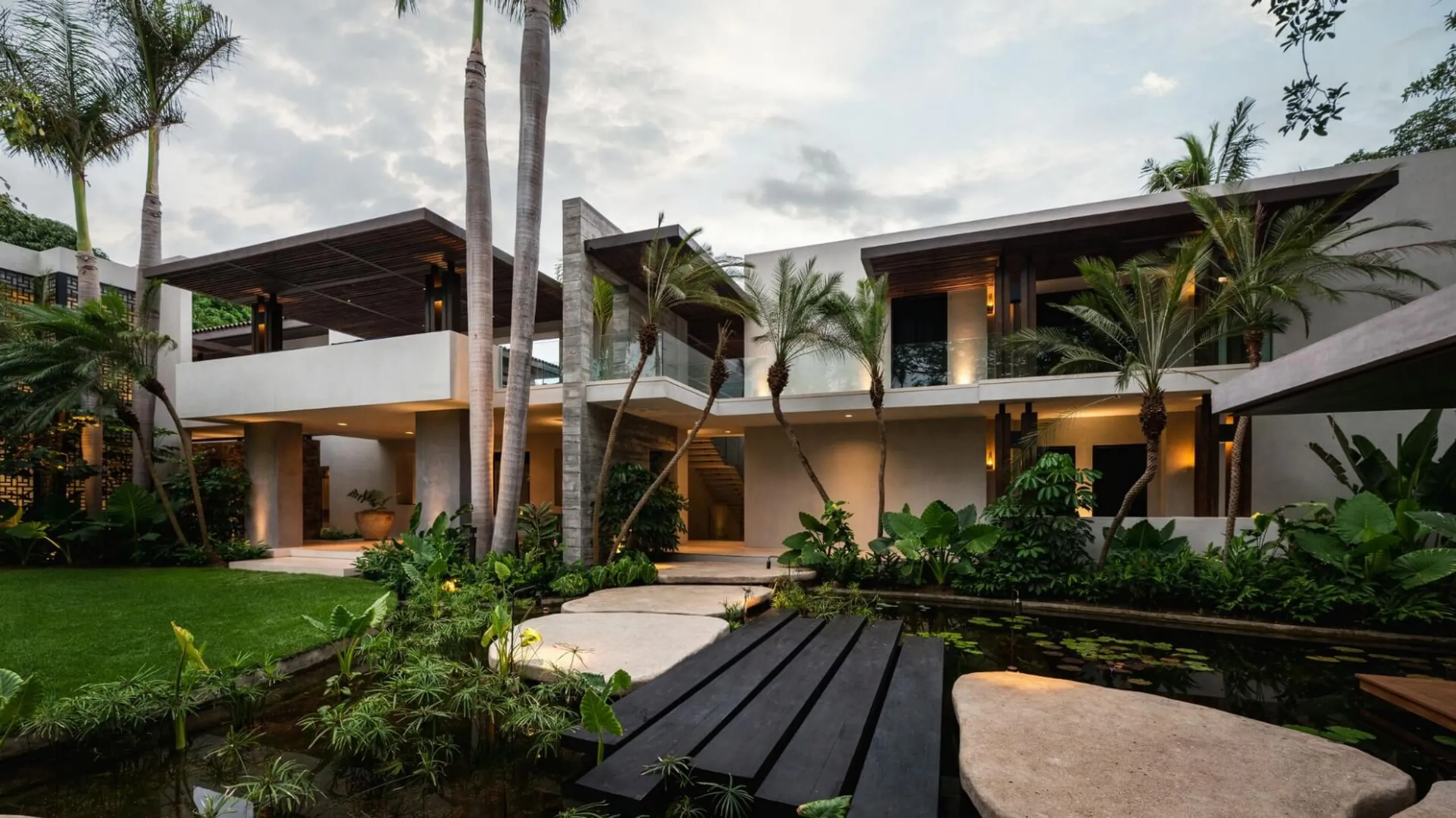 Splendid Ranchos Estates Beachfront Villa with Private Pool and Beach Views — photograph 6