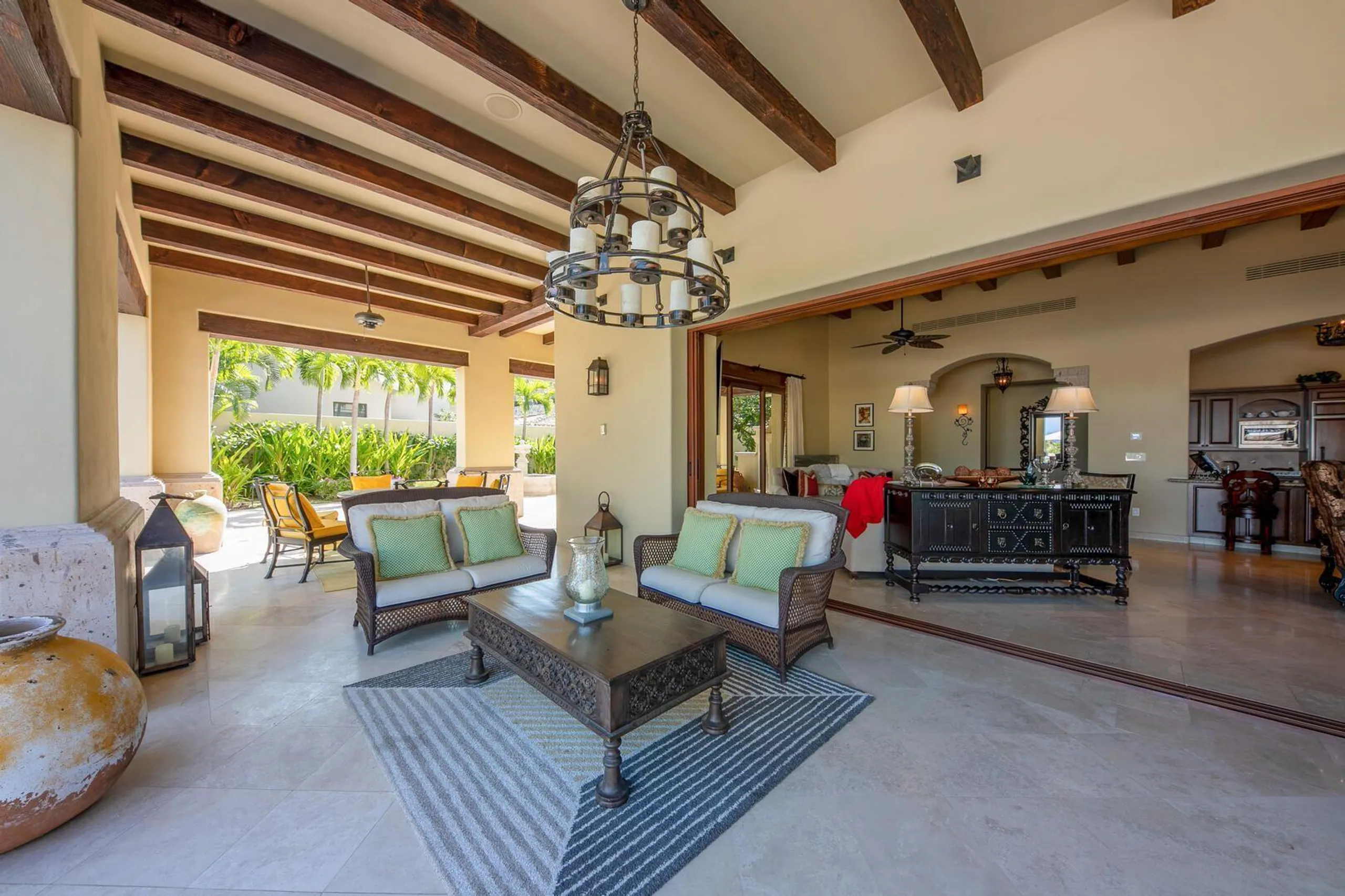 Spectacular Seaside Escape with Infinity Pool and Ocean Views — photograph 7