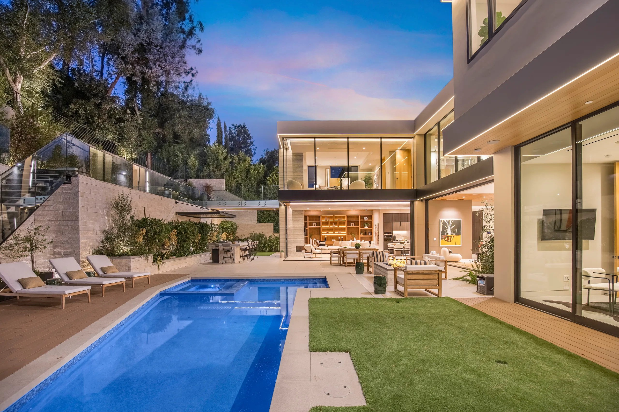Upscale 3-Level Villa with Sparkling Saltwater Pool, Gym and Stunning Views — photograph 2