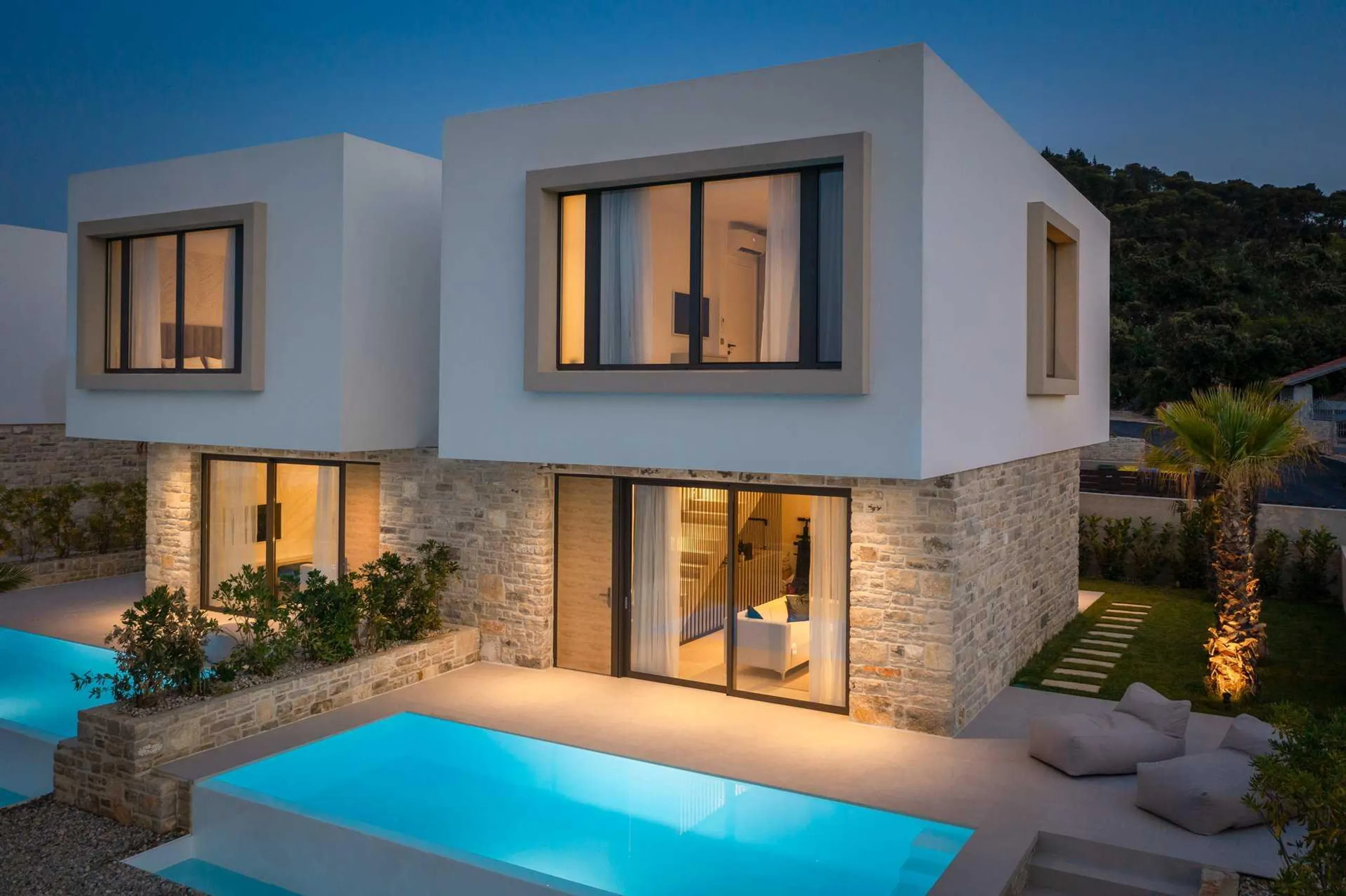 Stately 6BR Villa with Pool and Crystal Sea Nearby, Tkon