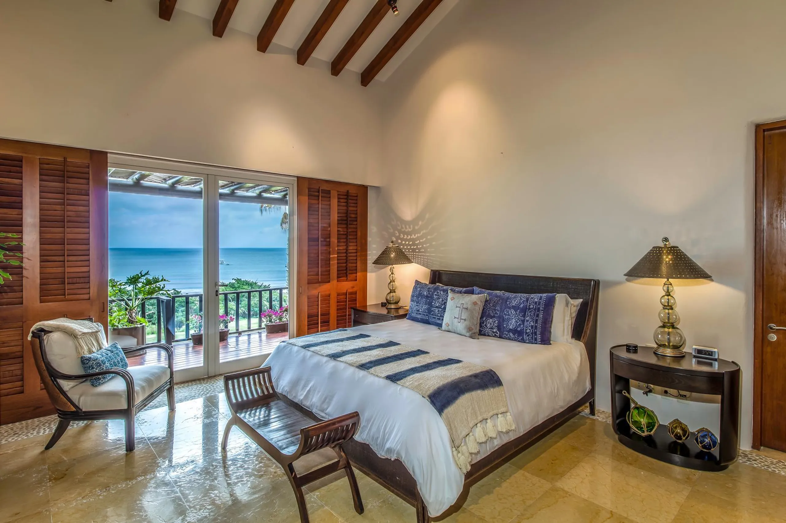 Blue Water Oasis with Infinity Pool and Spectacular Ocean Views — photograph 8