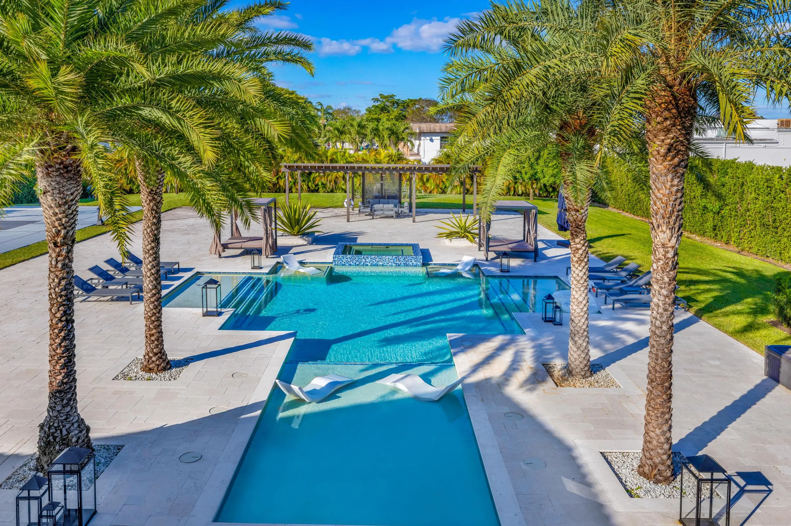 Magnificent 7-Bedroom Estate with Resort-Inspired Amenities — photograph 10
