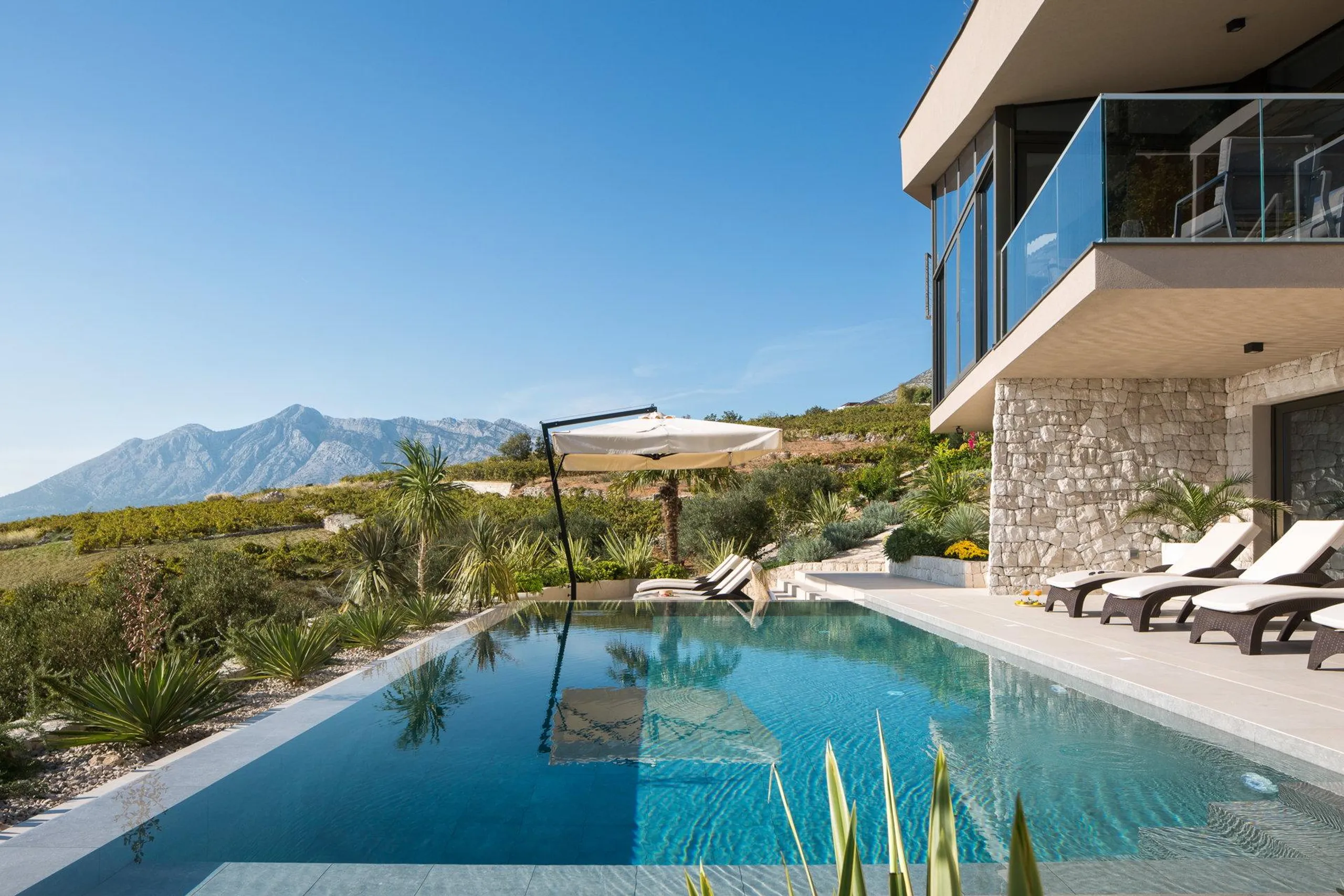 Fantastic 4Bedroom Villa with Infinity Pool and Sea Views — photograph 2