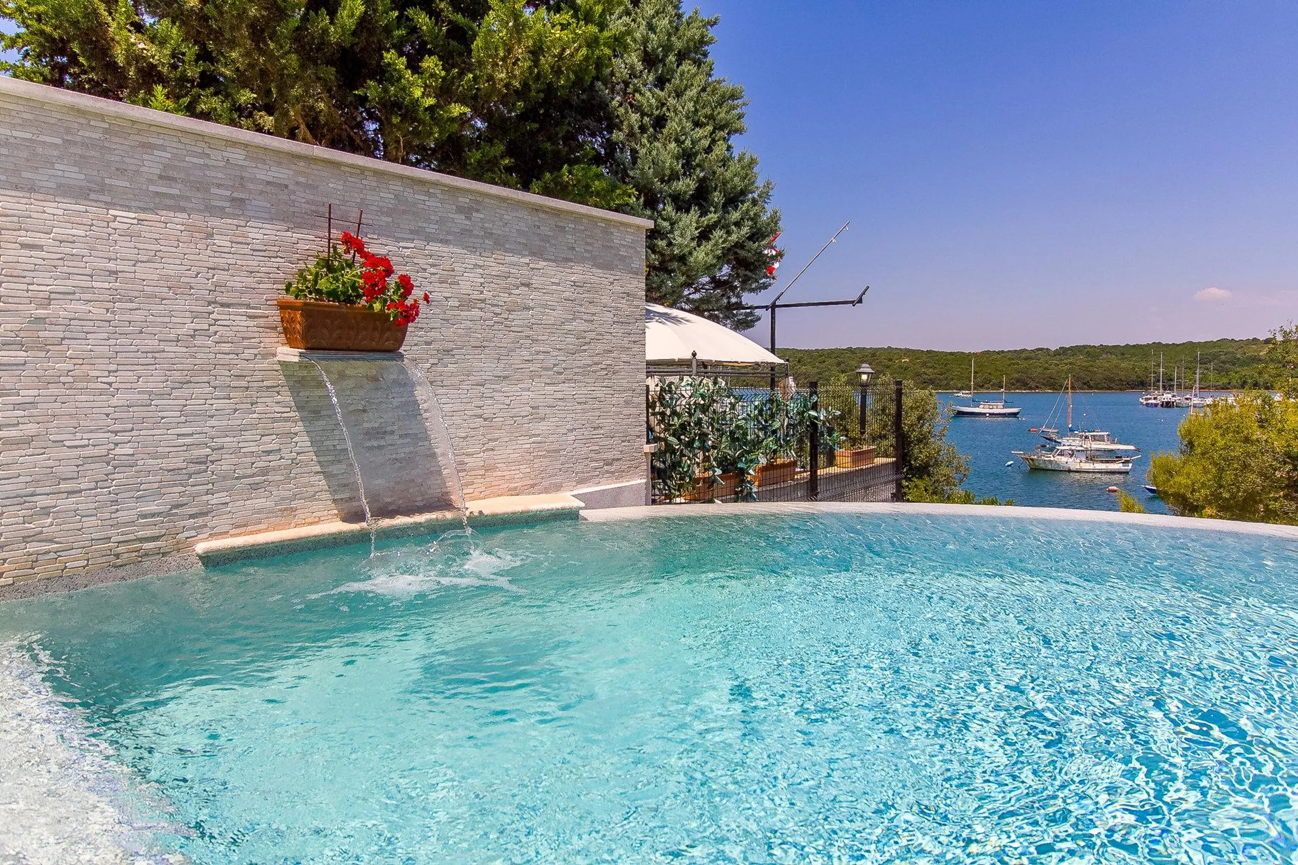 Calming Villa with Curved Infinity Pool Offering Breathtaking Views of Soline Bay — photograph 5