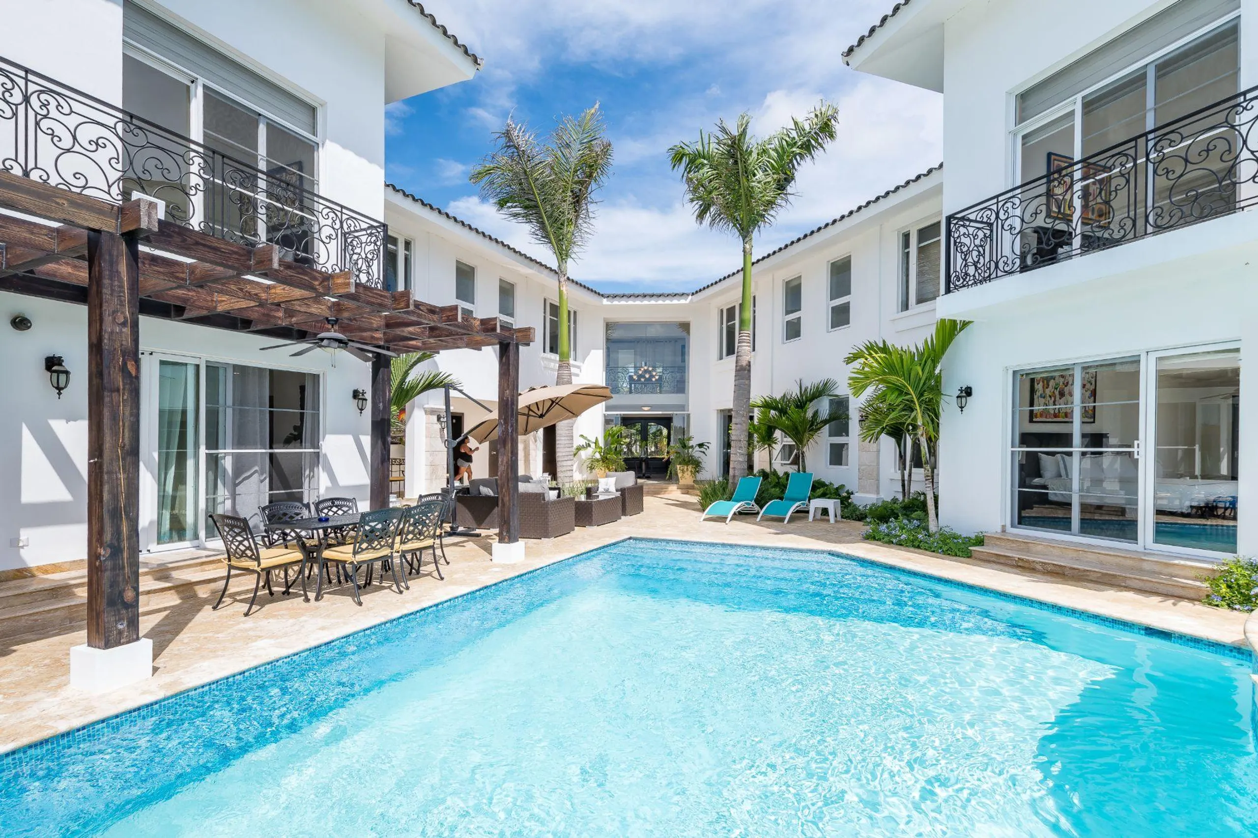 Majestic State of the Art Villa with Private Heated Pool, Jacuzzi and Lake Views — photograph 2