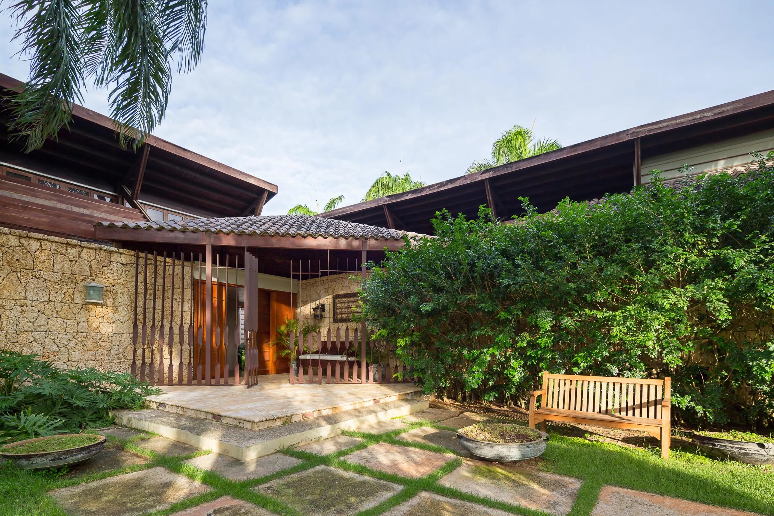 Elegant Casa de Campo Estate with Large Private Pool and Amazing Gardens — photograph 5