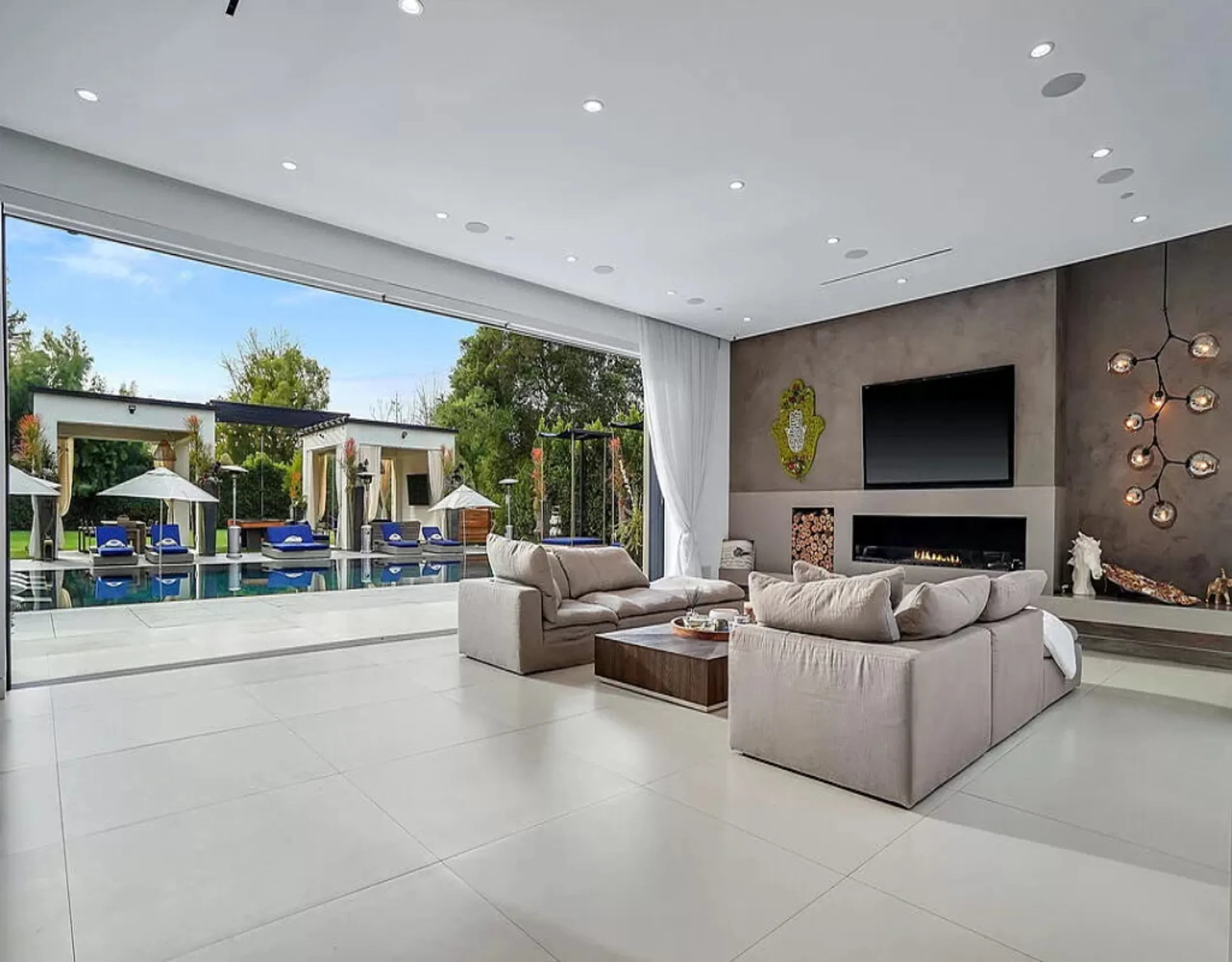 Outstanding Tarzana Estate with Invigorating Pool — photograph 10