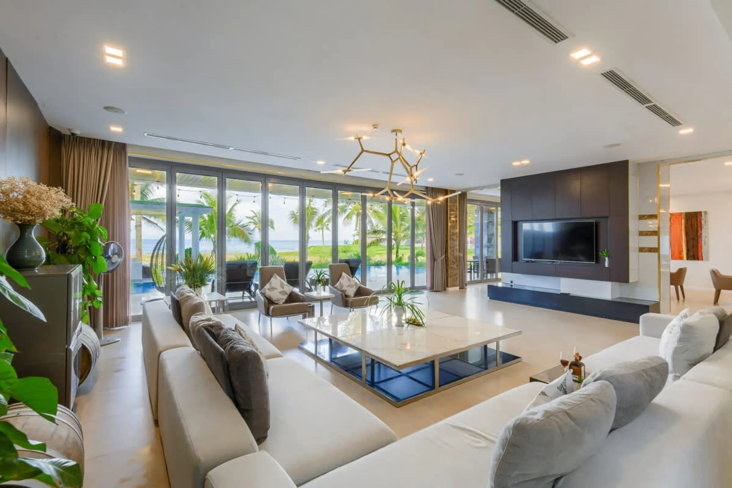 Top-of-the-line Beachfront Villa with Infinity Pool and  World-Class Golf Courses Nearby — photograph 7