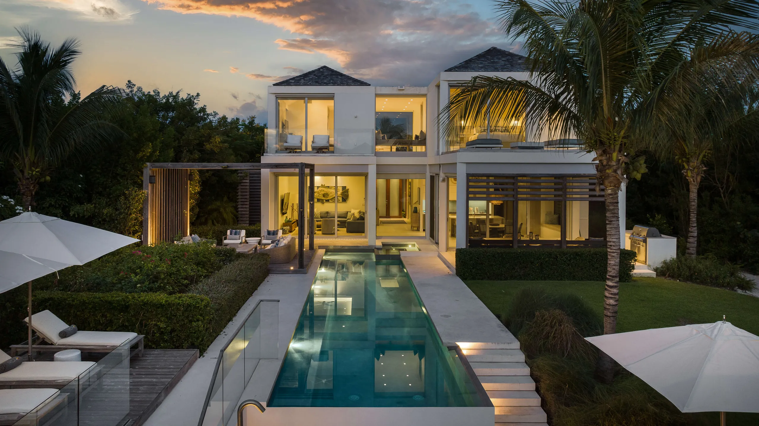Prestigious Blue Cay Estate with Private Infinity Pool, Canal Views and Beach Access — photograph 2