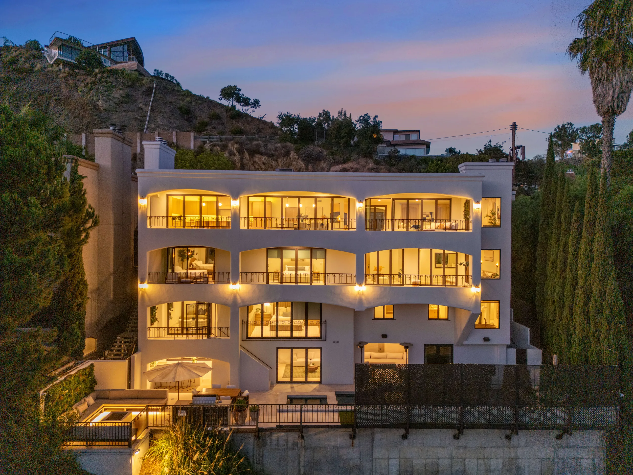 Iconic Mulholland Villa with Pool, Theater & City Views, Los Angeles