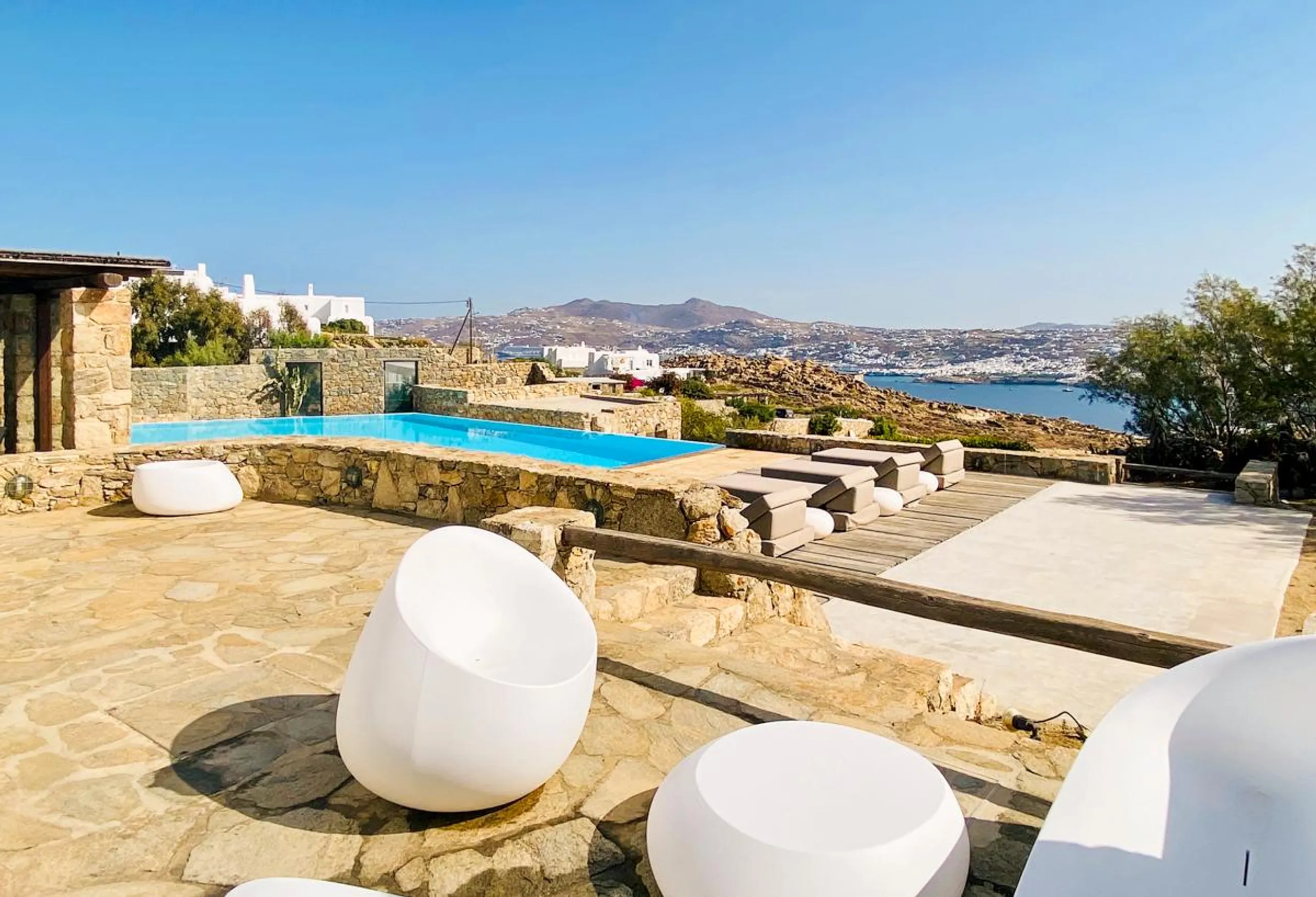 Lavish Cycladic Villa with Pool and Overlooking Mykonos View — photograph 2
