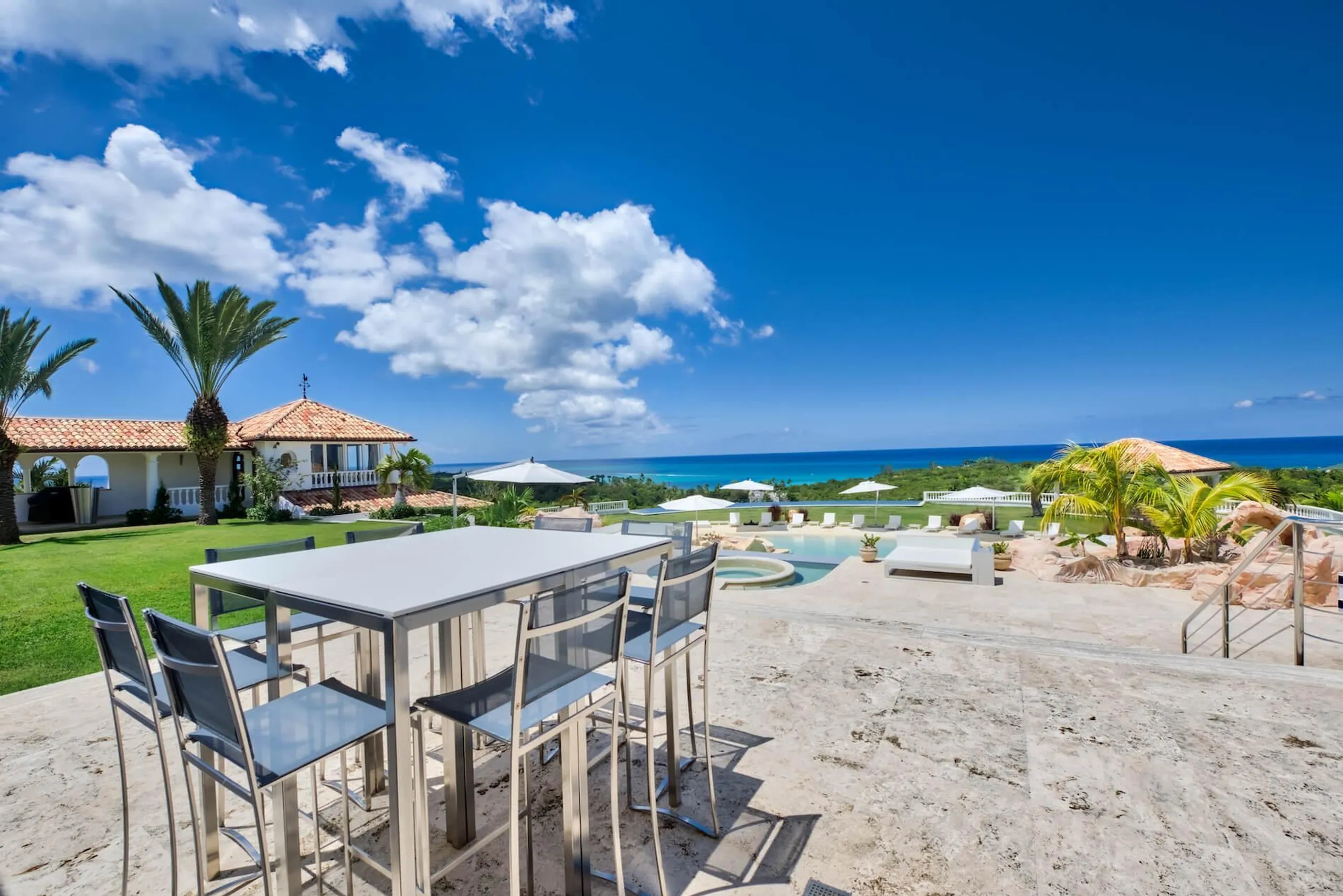 Grand Luxury Villa with 2 Large Swimming Pools and Ocean Views — photograph 9