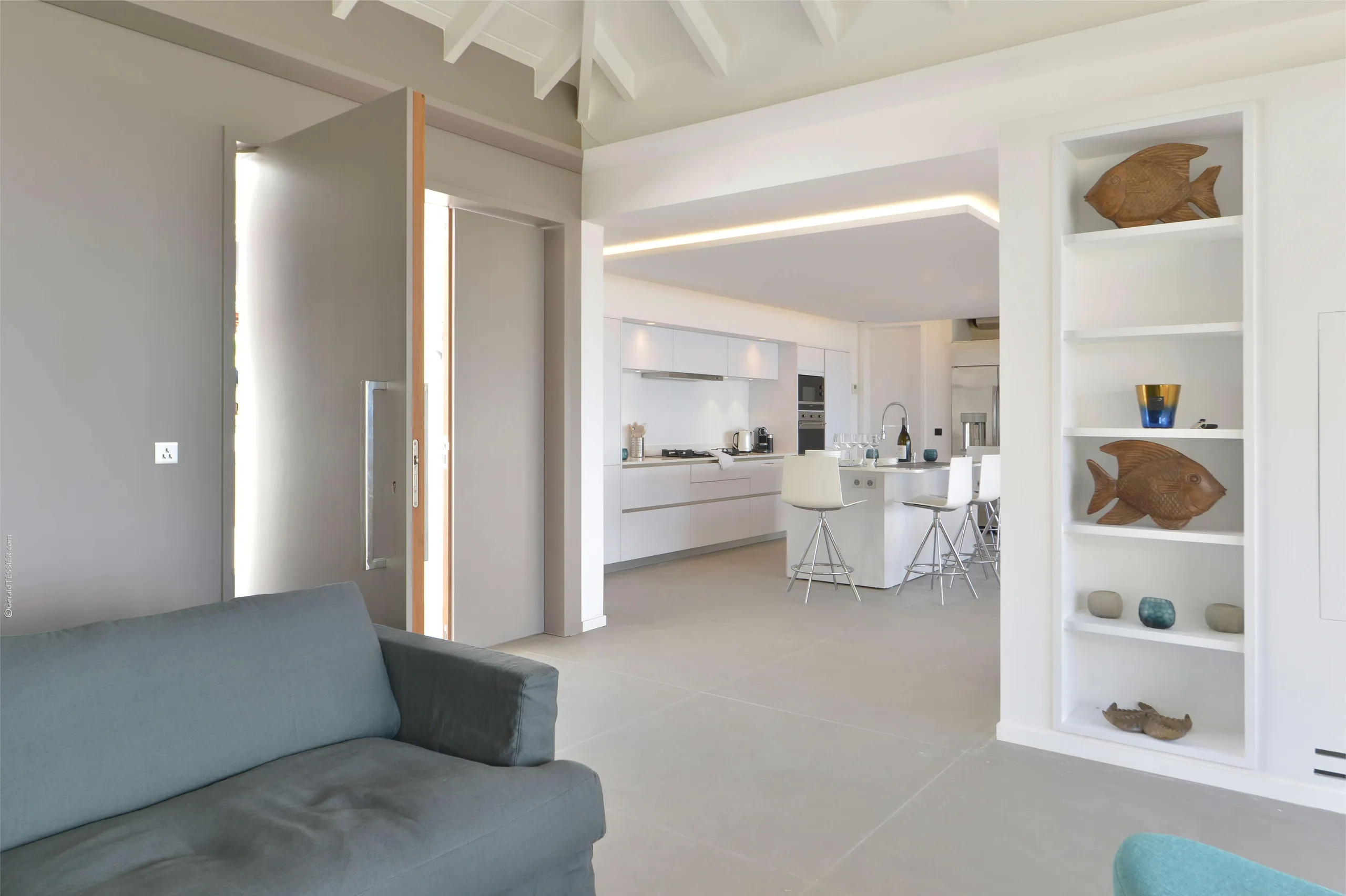 Luxe Hillside Haven with Infinity Pool and Panoramic Ocean Views — photograph 10
