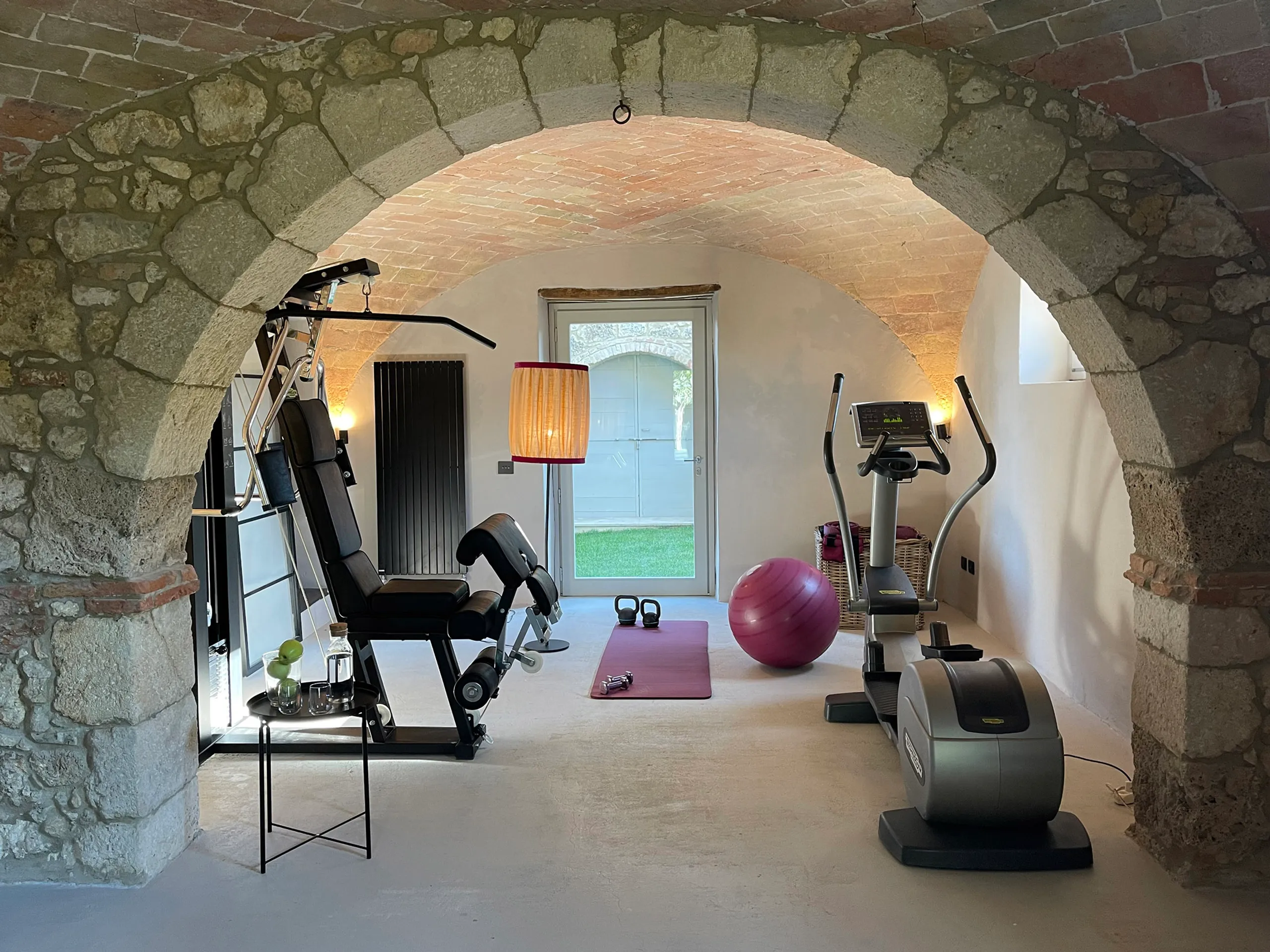 Splendid Estate with Indoor Heated Pool and Countryside Views — photograph 12