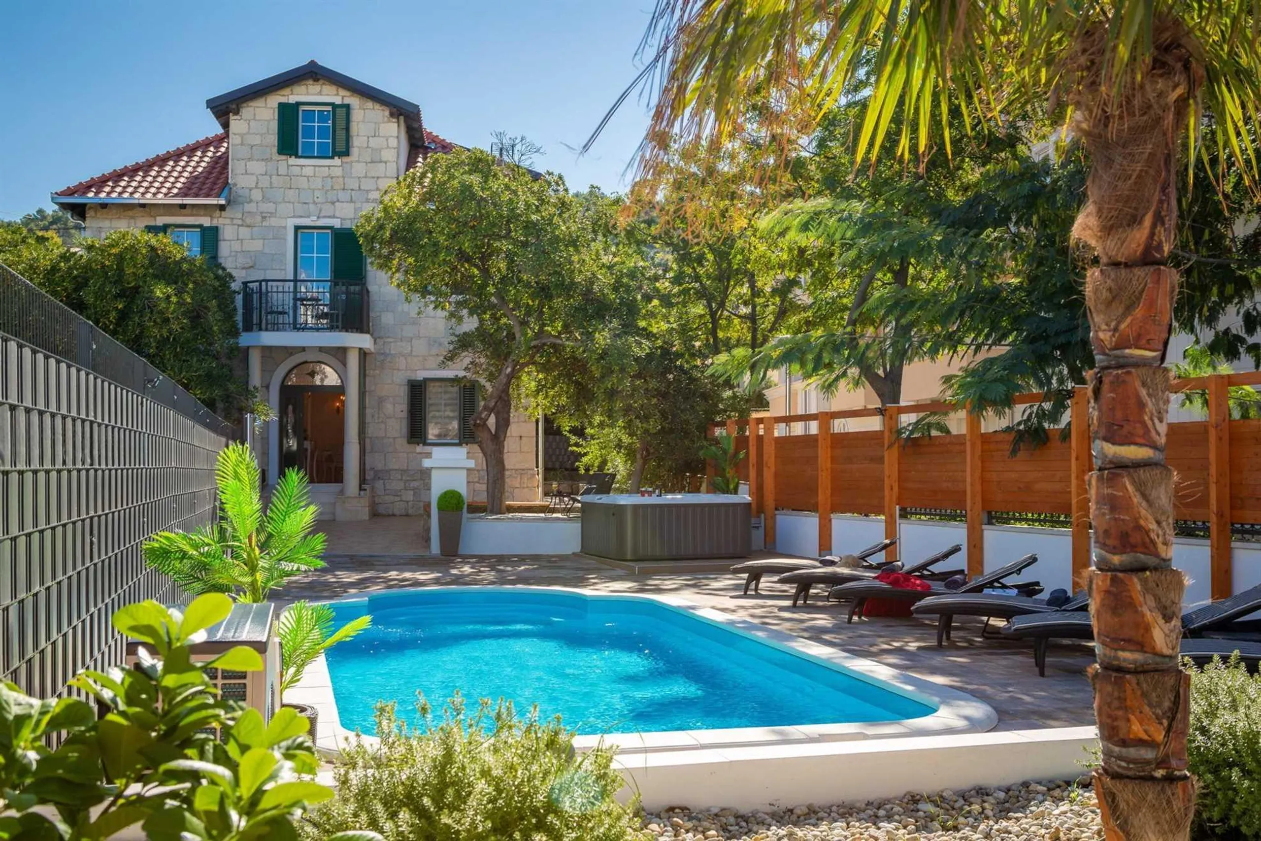 Traditional Luxury Villa with Private Swimming Pool, Sauna and Sea Views — photograph 5