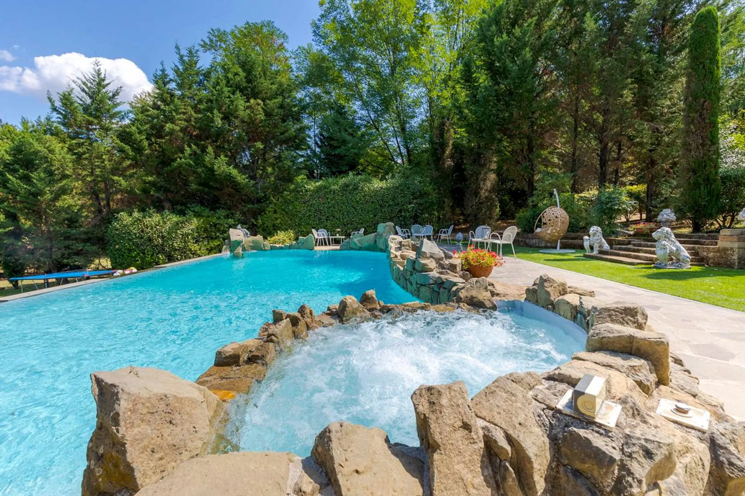 Luxurious 16th Century Villa with Private Pool, and Scenic Garden Oasis — photograph 2
