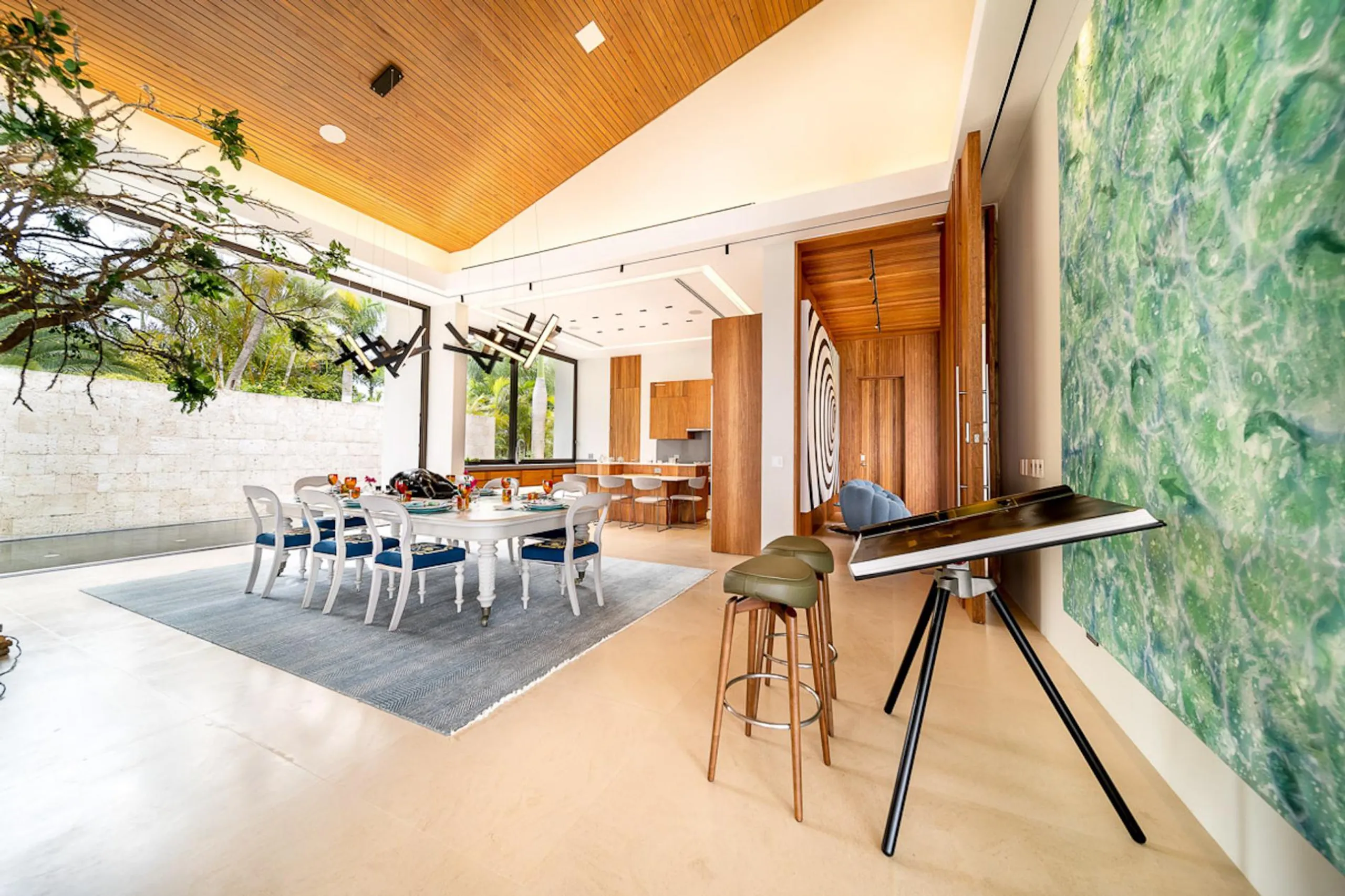 Sumptuous 10BR Sanctuary with Stunning Pool and Ocean Views — photograph 10