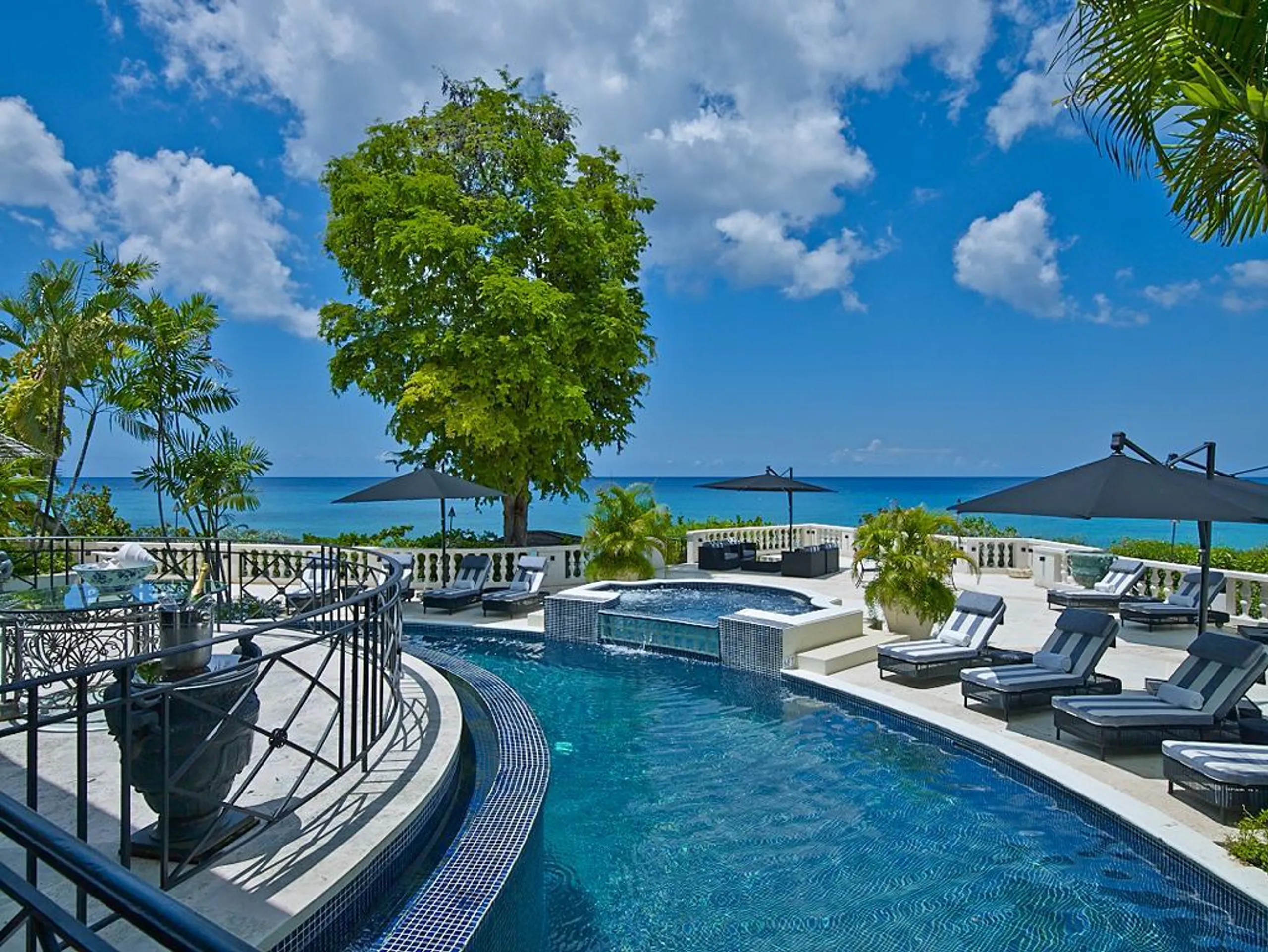 Classic Beach Front Estate with Private Pool and Panoramic Ocean Views — photograph 3