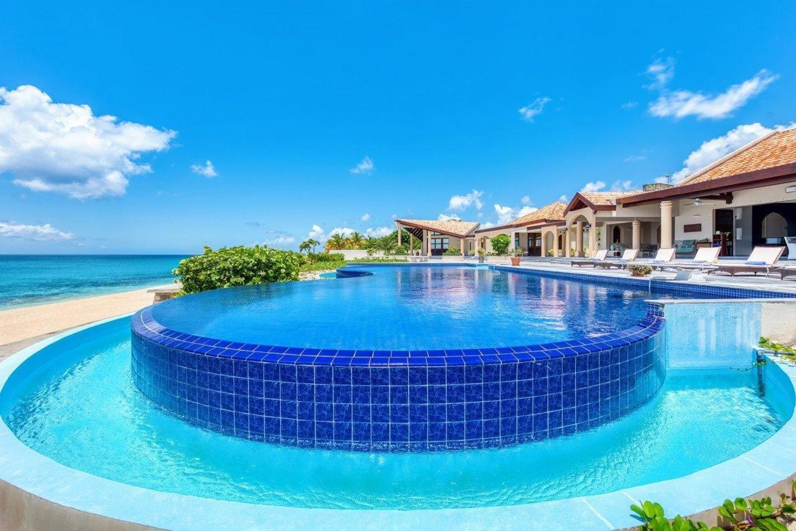 Baie Longue Beach Luxury Villa with Infinity Pool and Incredible Ocean Views — photograph 6