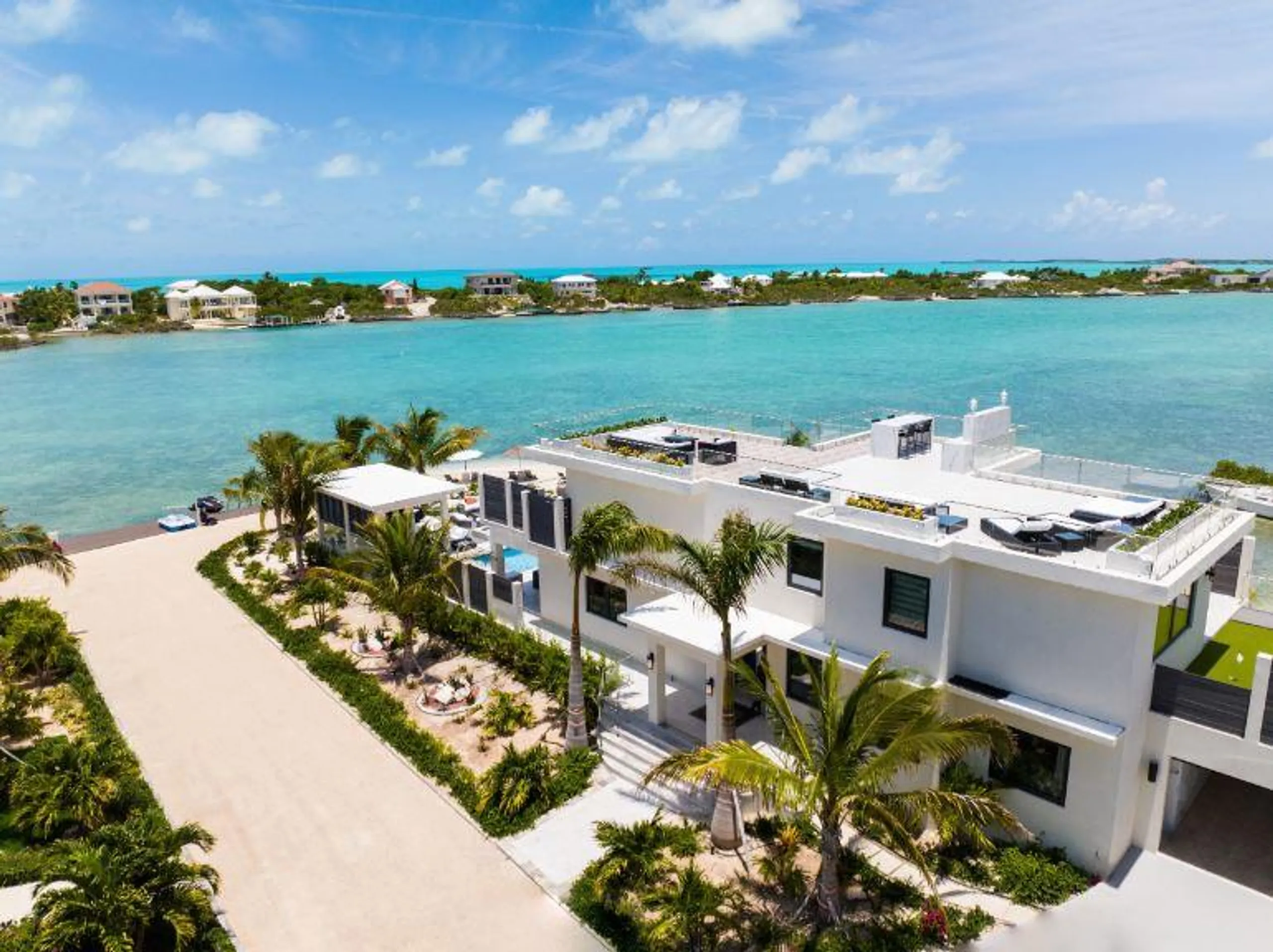 Chic Waterside Villa with Private Pool and Stunning Views — photograph 5
