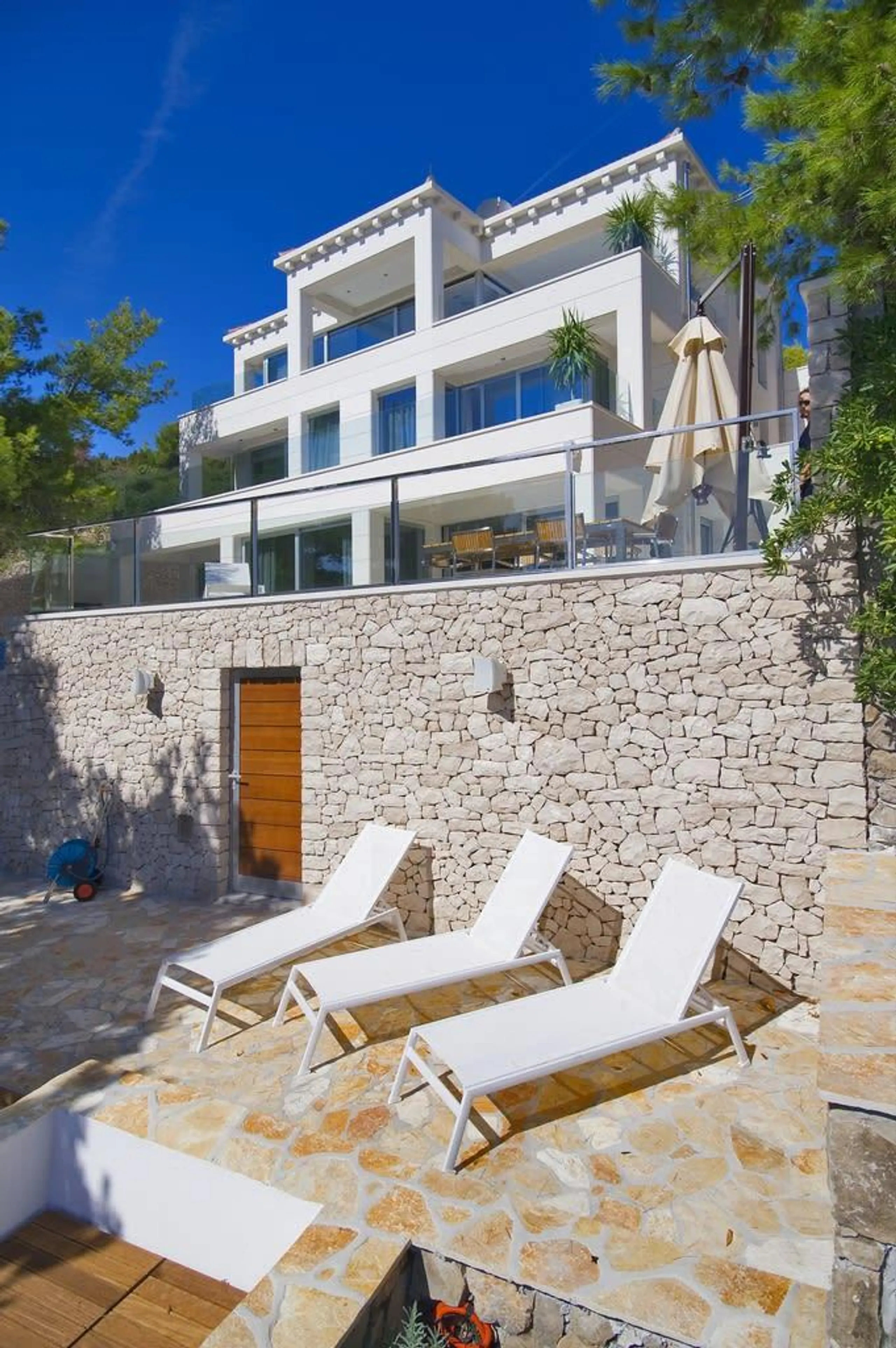 Relaxing Seafront Hideaway with Pool, Jacuzzi and Spacious Terraces — photograph 9