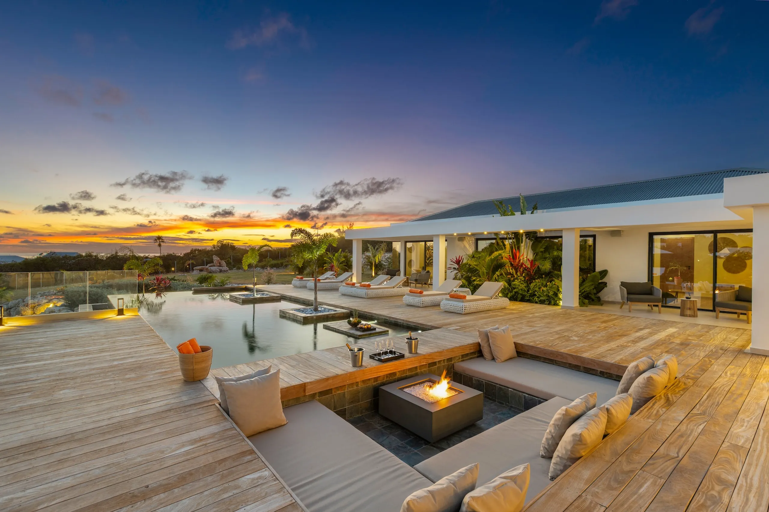Stylish 5BR Terres Basses Villa with Heated Pool, Jacuzzi, & Panoramic Views — photograph 5