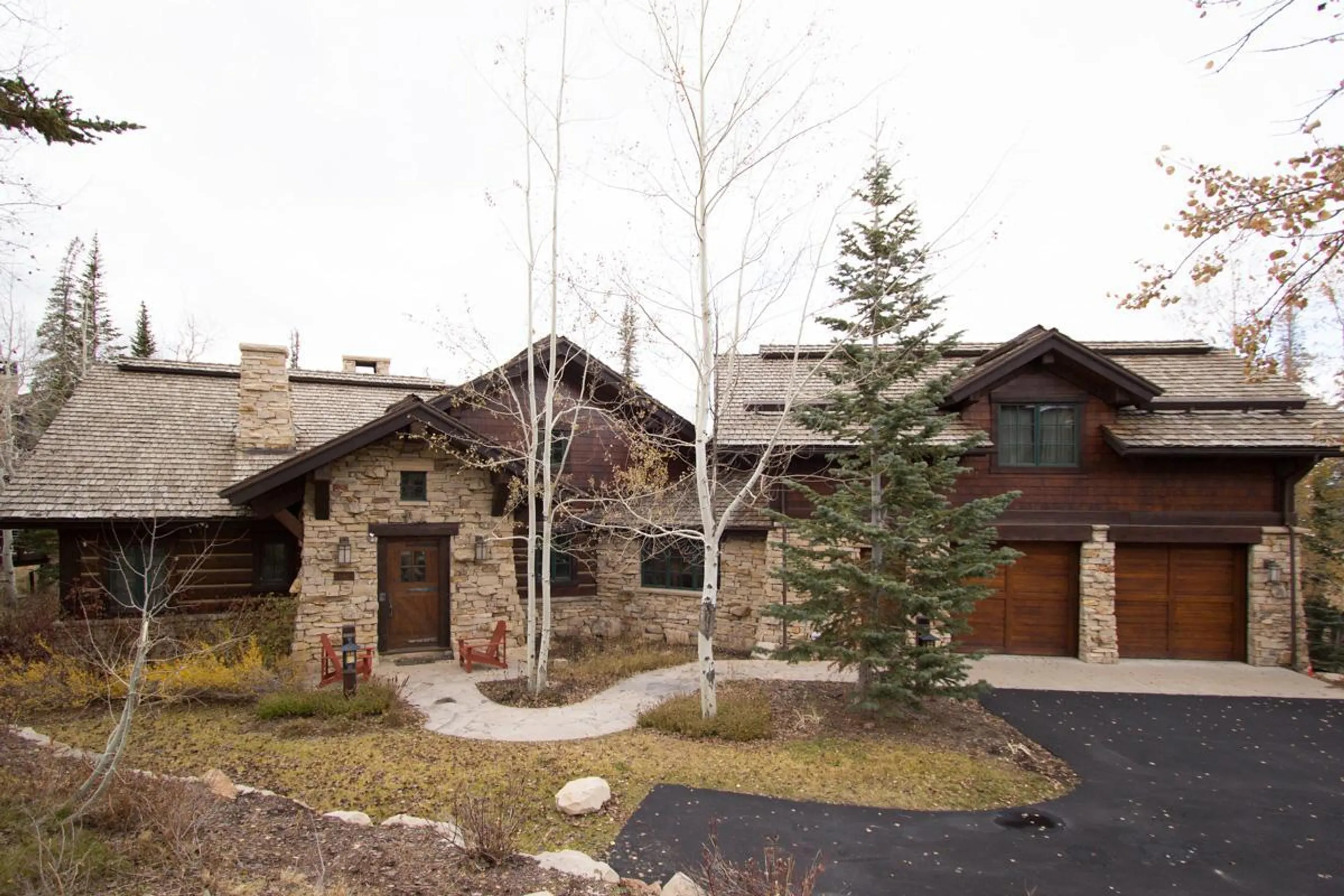 Exquisite Mountain Chalet with Entertainment Room and Stunning Views — photograph 4