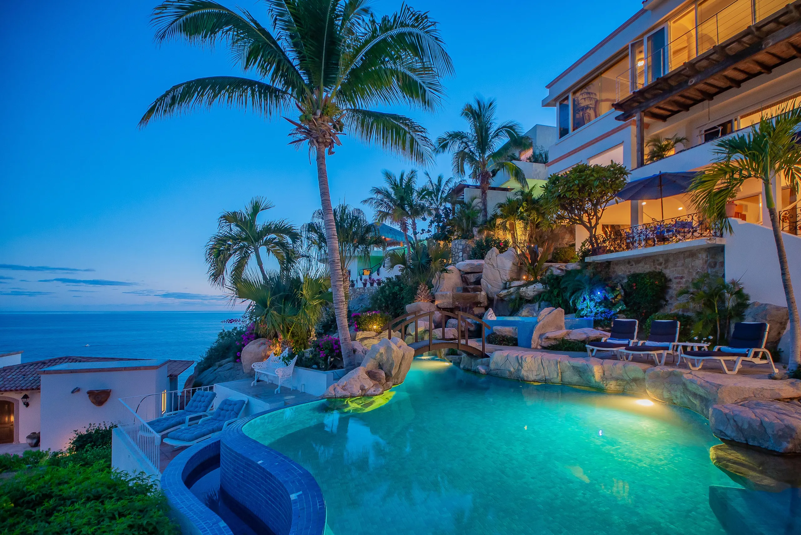Lush Tropical Luxury Pedregal Estate with Infinity Pool and Incredible Views — photograph 2