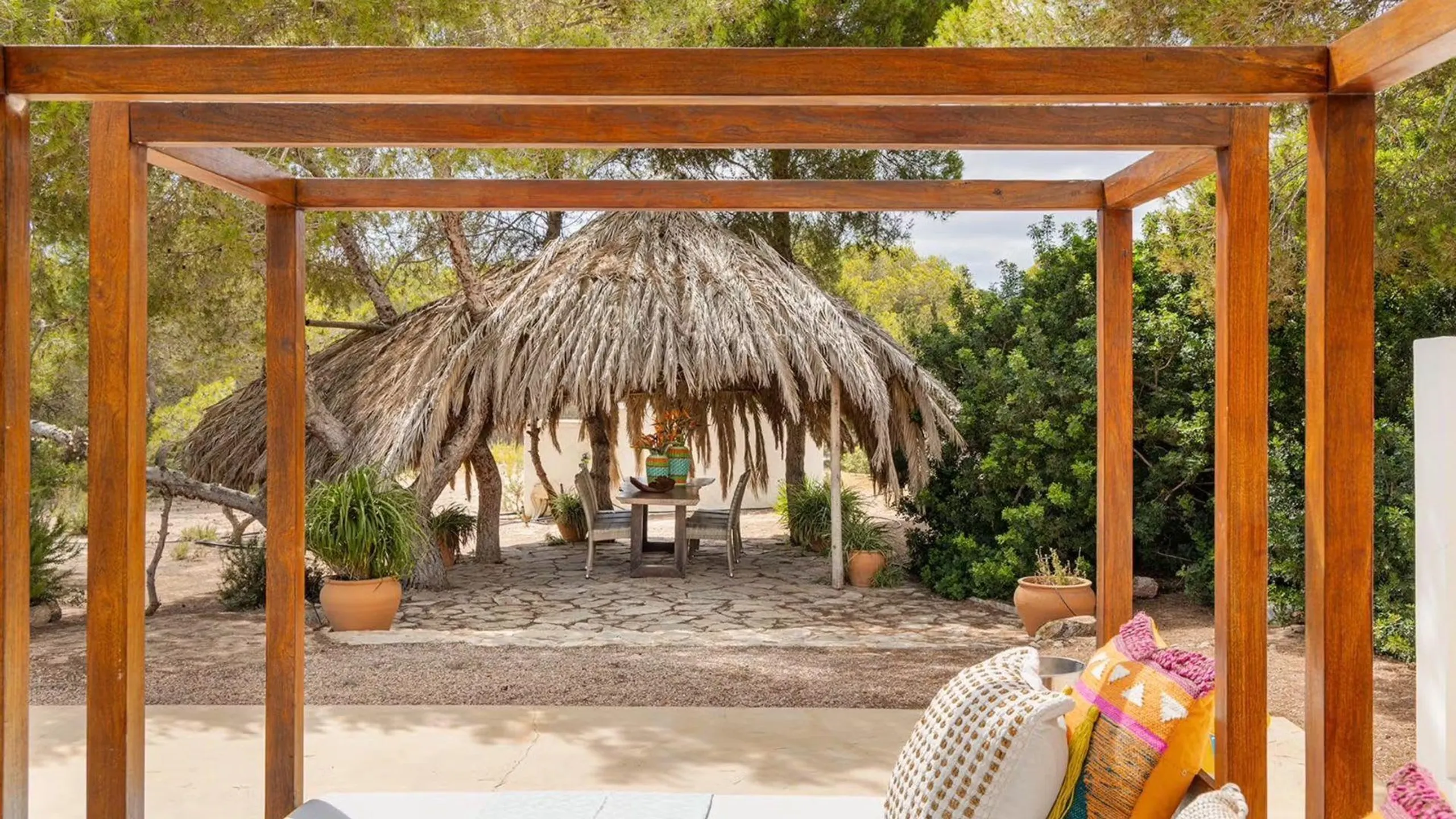 Sun-Kissed Formentera Villa with Private Pool, Palm Gardens & Beach Access — photograph 9