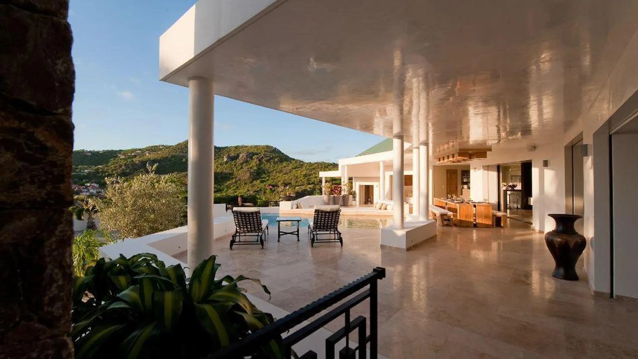 Majestic Luxe Villa with Infinity Pool and Jacuzzi Overlooking Gustavia — photograph 6