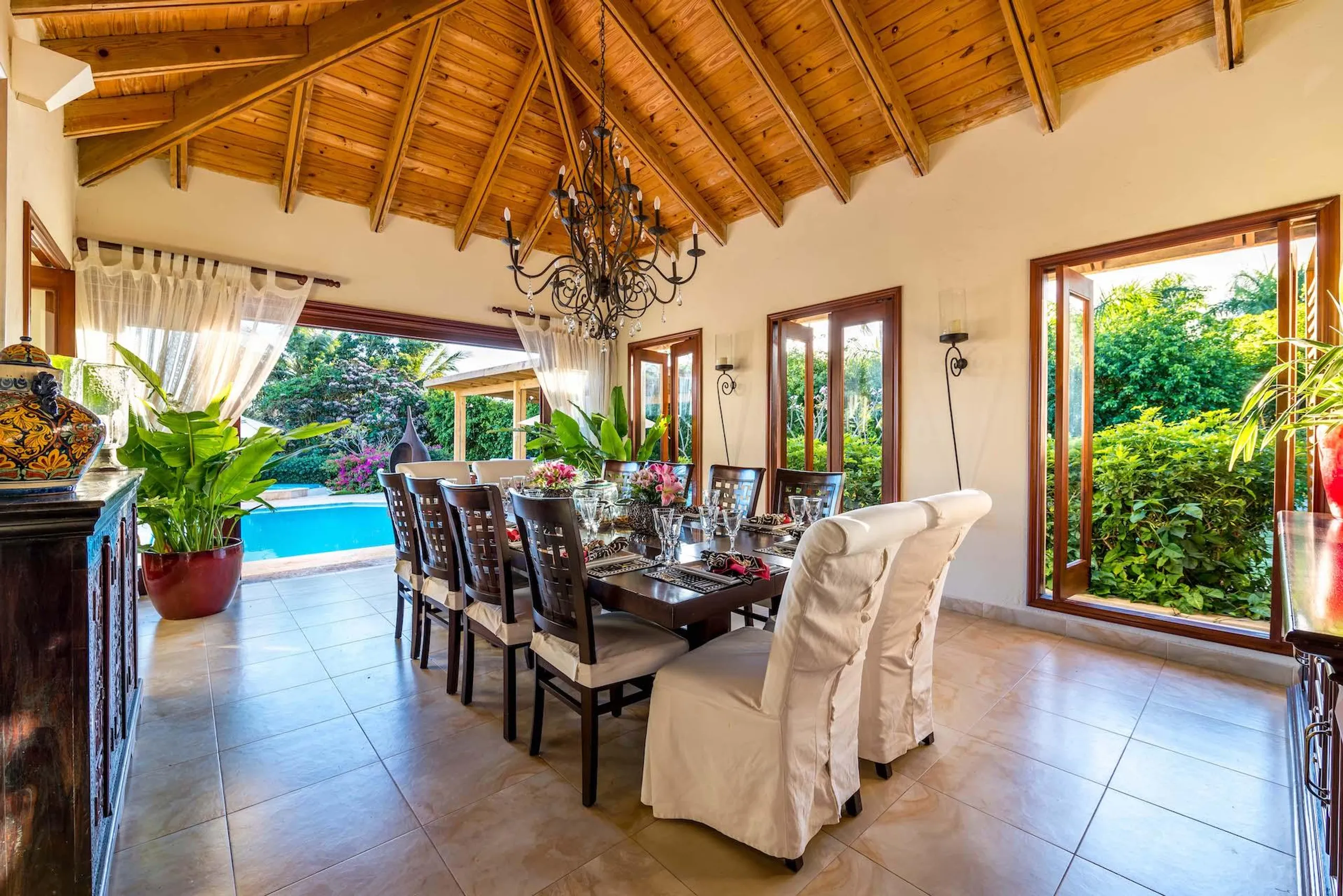 Plush and Inviting 6BR Villa with Private Pool and Relaxing Terrace — photograph 11