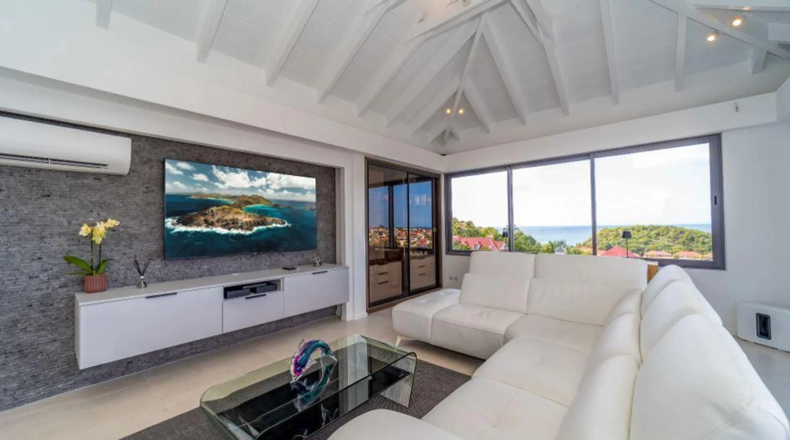 Serene Villa in Gustavia with Captivating Harbor View and Private Pool — photograph 5