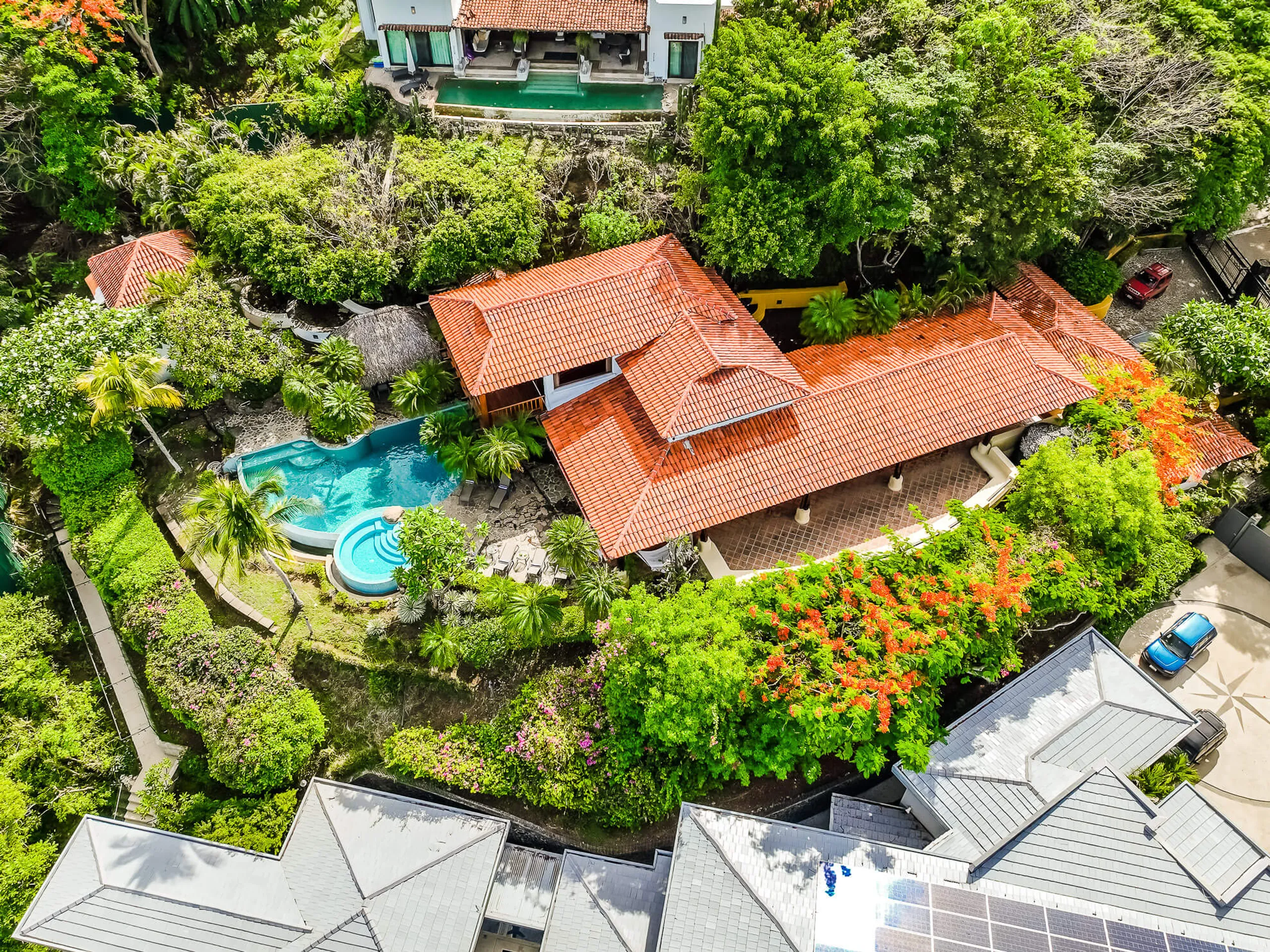 Sprawling 15 Bedroom Estate with Two Pools, and Ocean Views — photograph 3