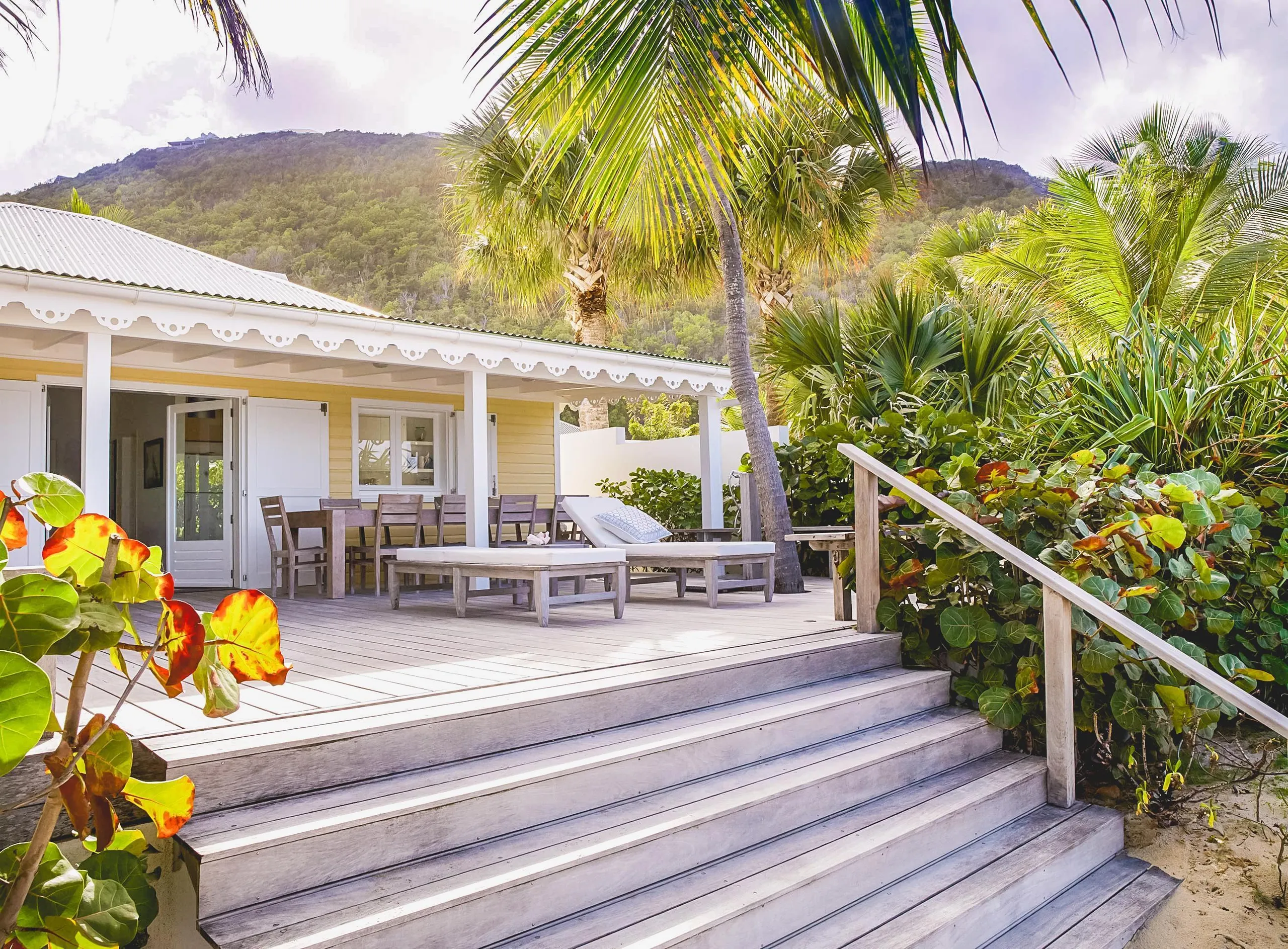 Majestic Beachfront Villa with Walks to Beach and Tropical Garden Grounds — photograph 4
