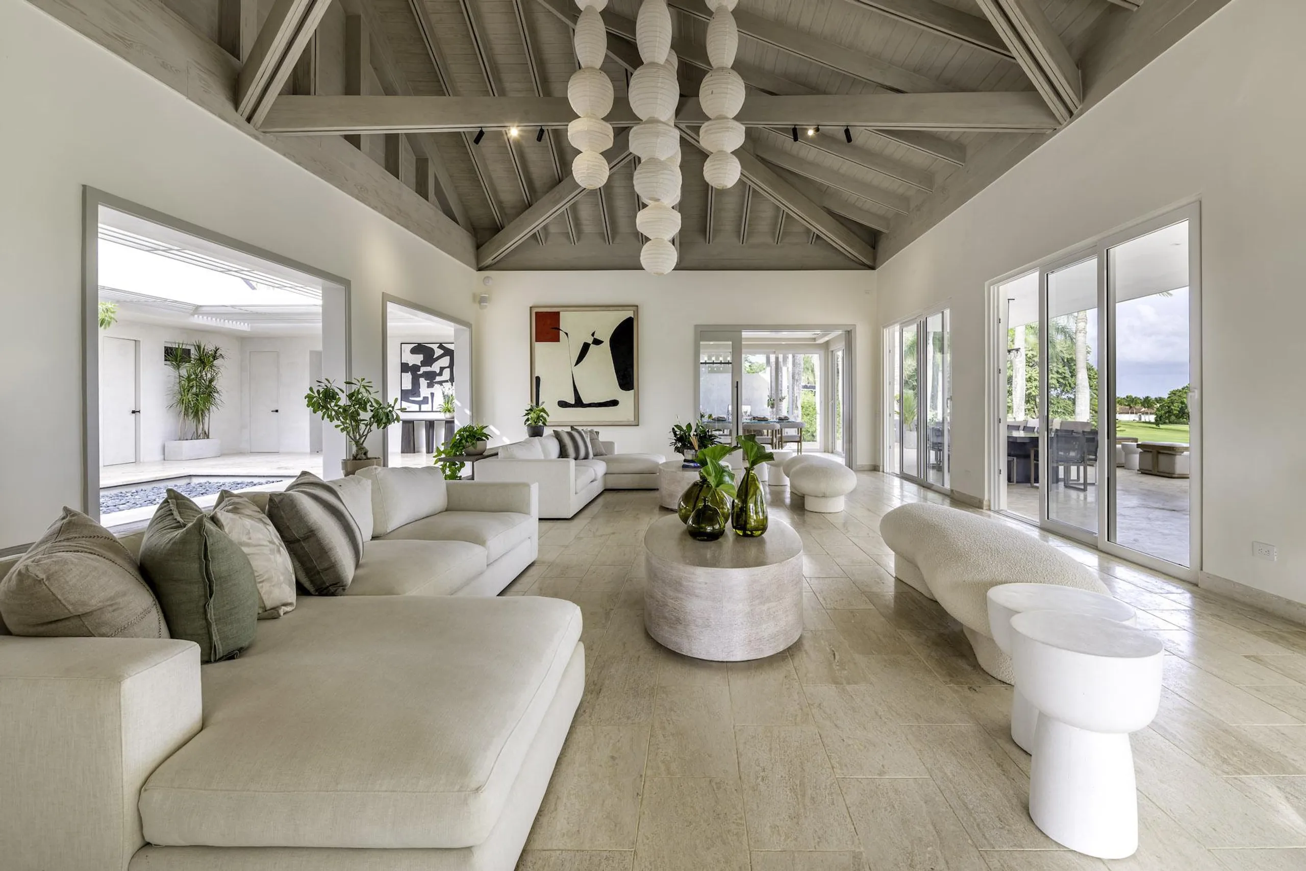 Enchanting Modern Villa with Private Pool, Terrace and 270-Degree Golf Course Views — photograph 5