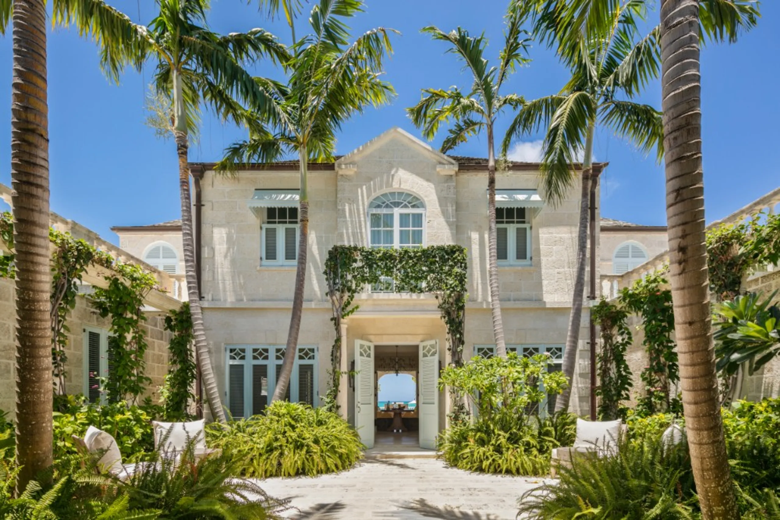 Serene Neo-Classical Villa on Grace Bay Private Pool, Manicured Gardens & Oceanfront Views — photograph 6