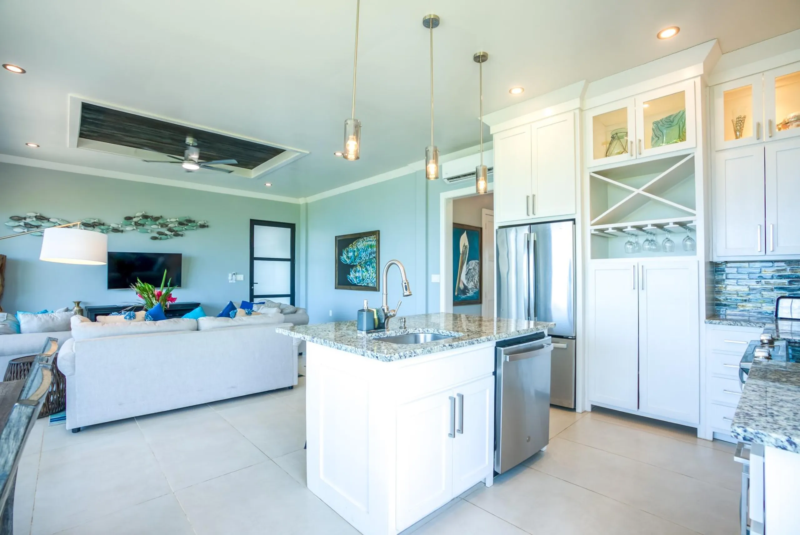 Noble Beachfront Condo Complex with Stunning Views — photograph 12