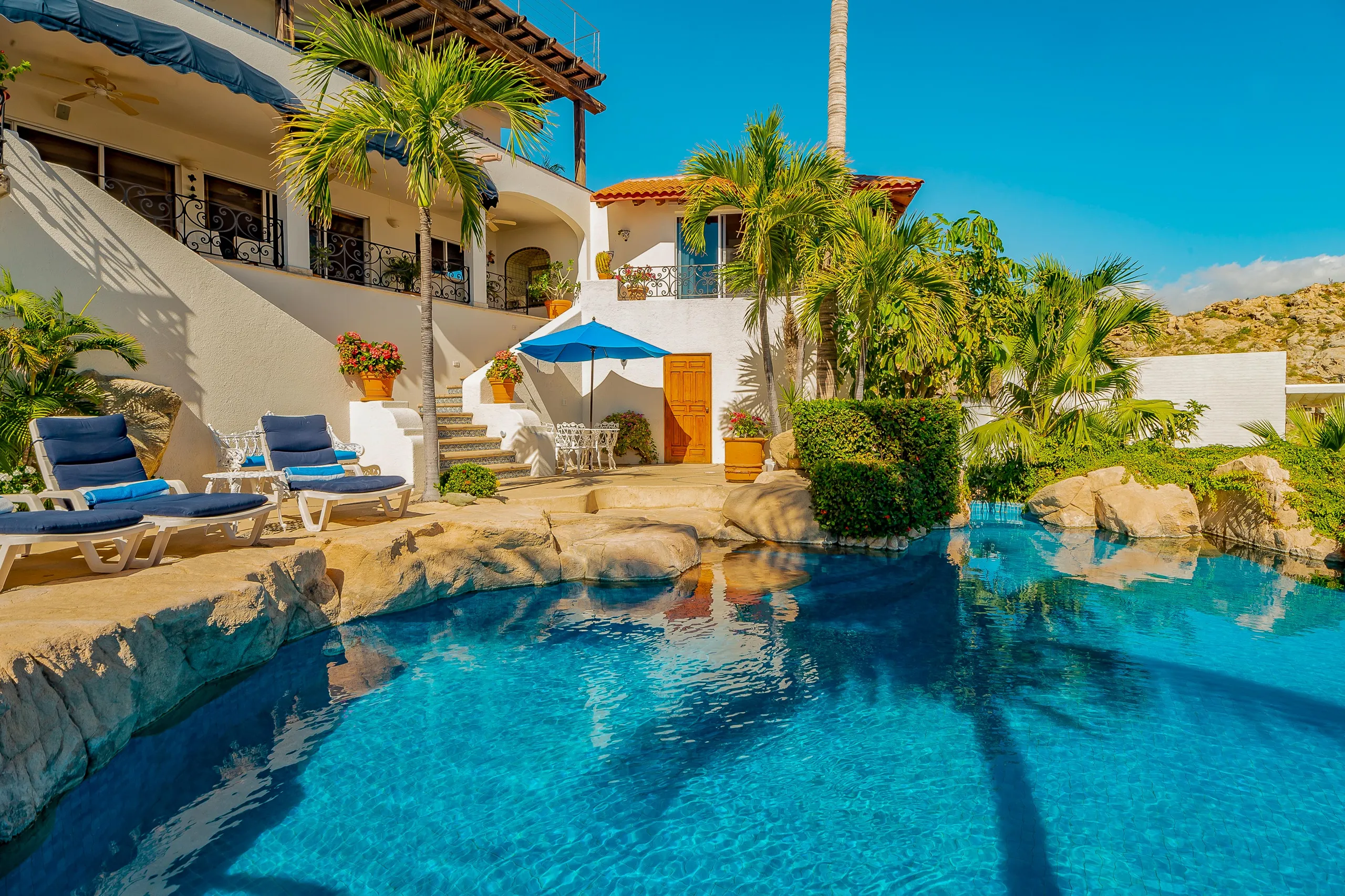 Lush Tropical Luxury Pedregal Estate with Infinity Pool and Incredible Views — photograph 8