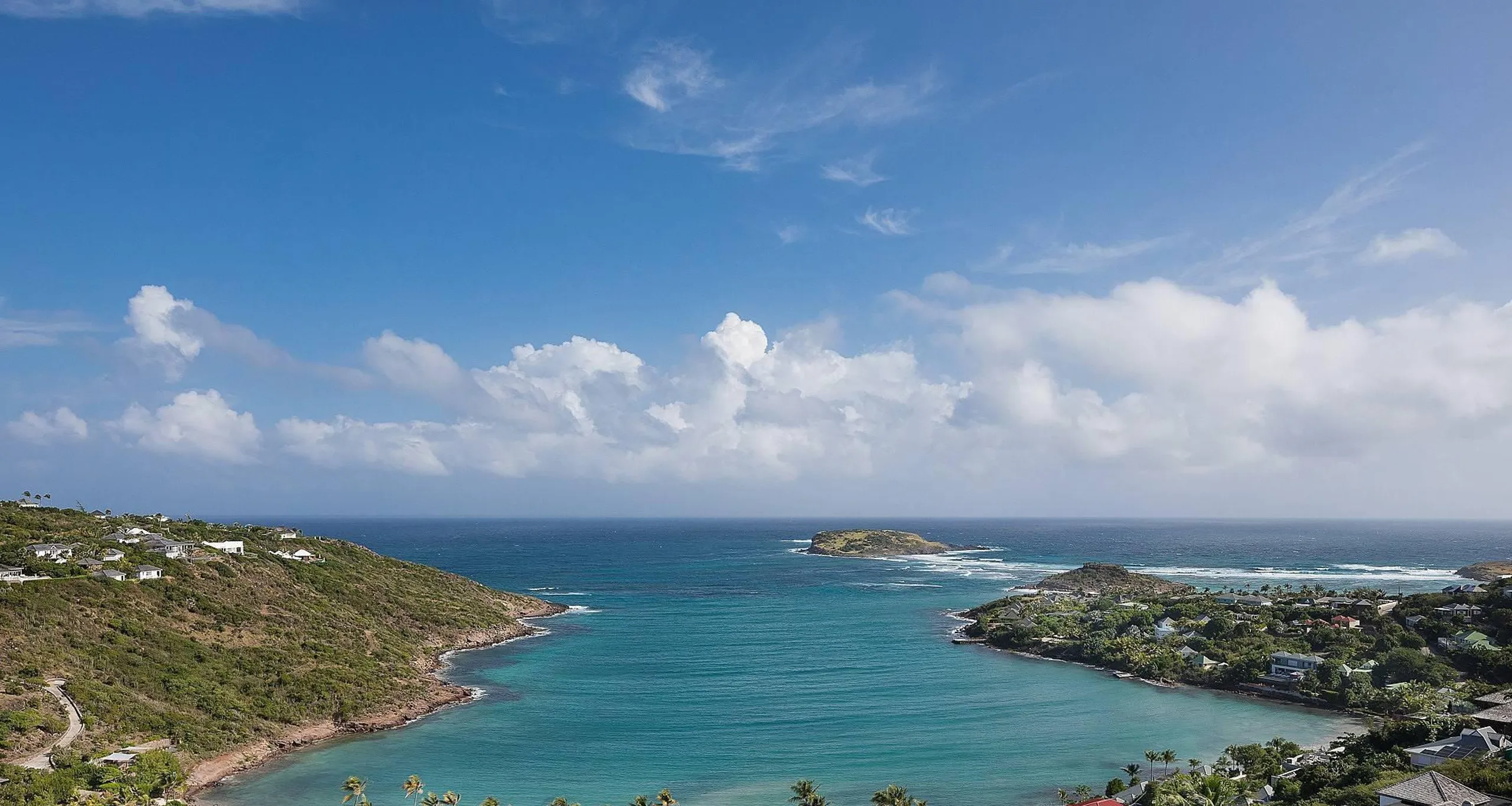 Stunning Seaside Retreat with Private Pool and Walks to the Beach — photograph 3